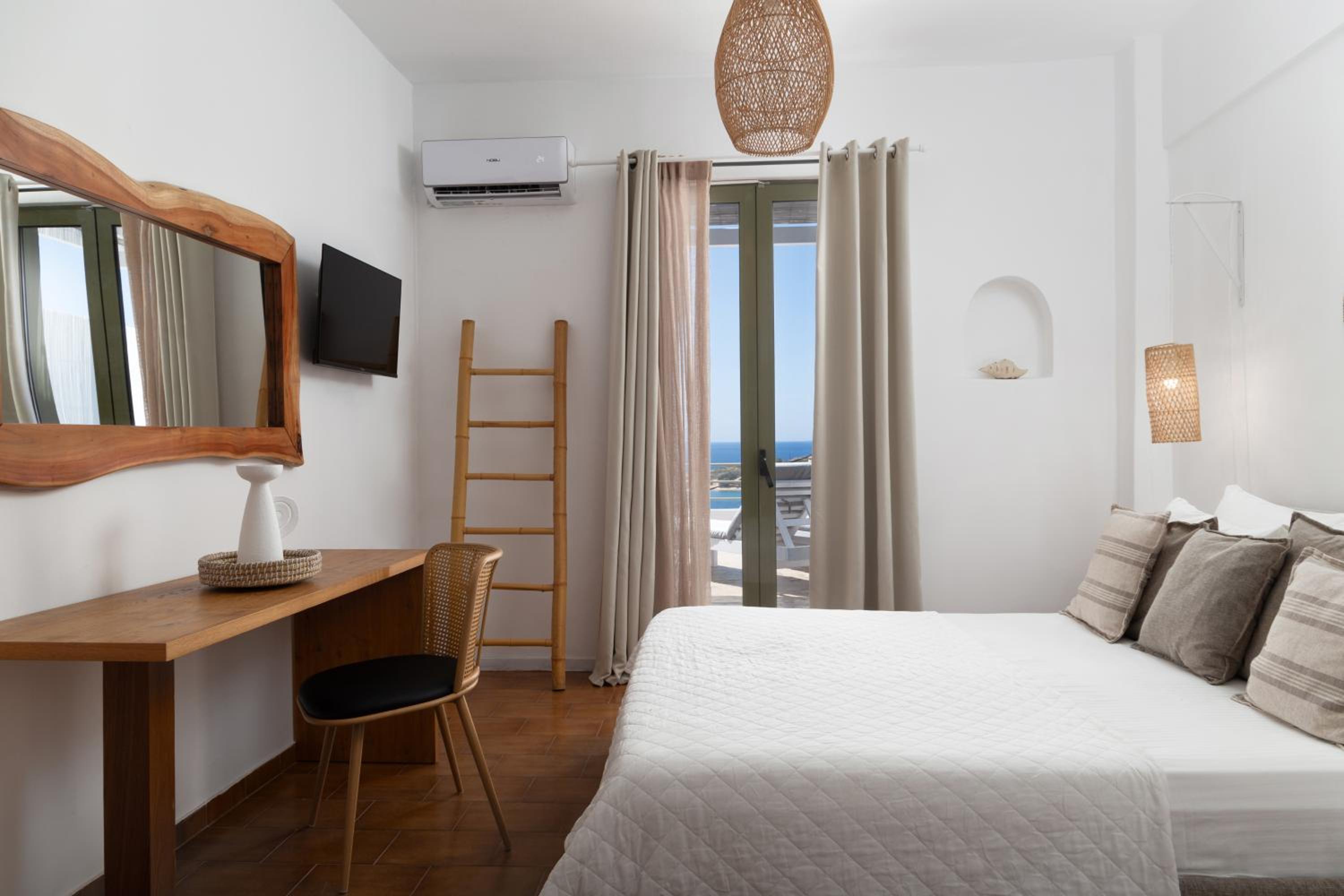 Deluxe Double Room with Balcony and Sea View photo 1
