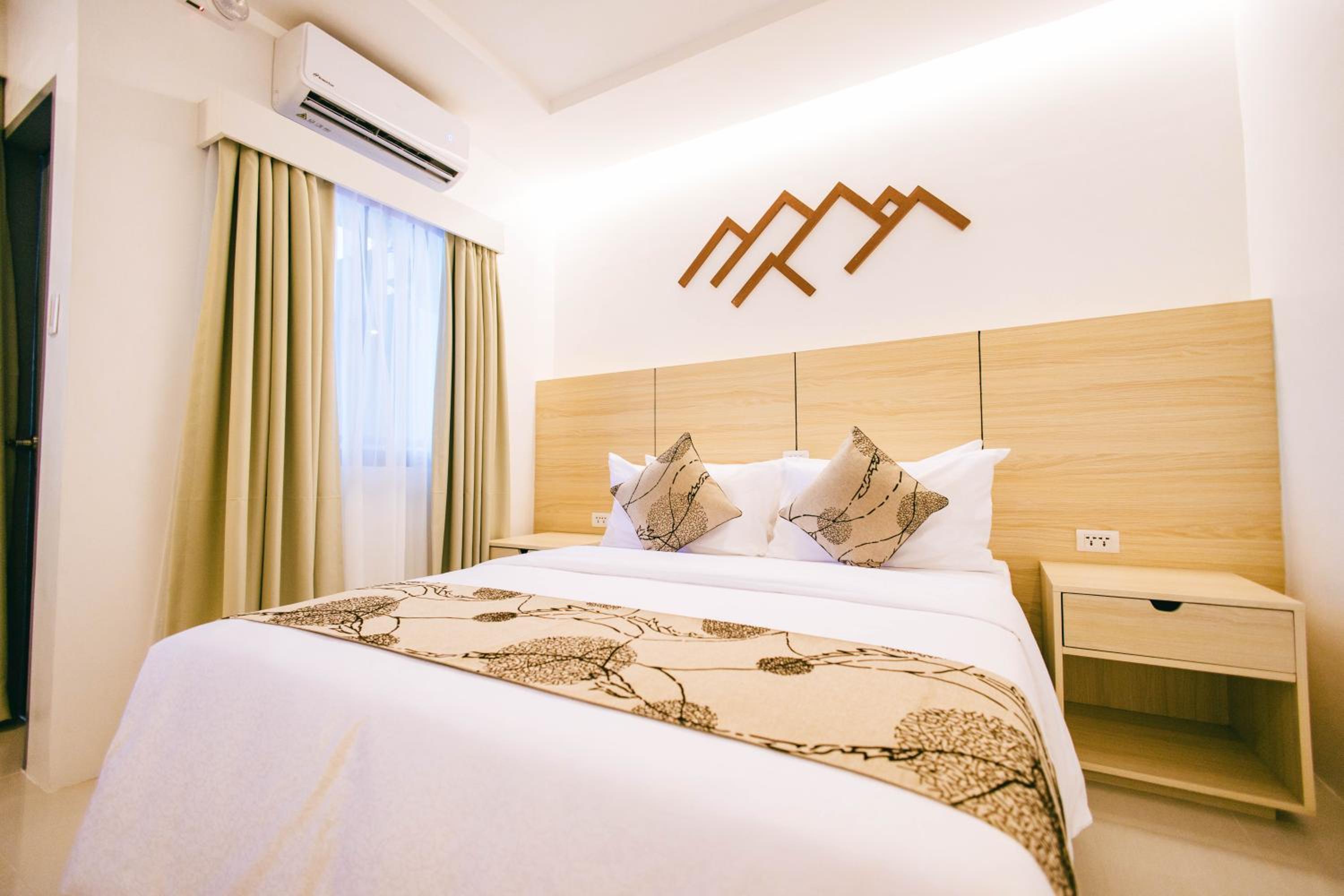 Deluxe King Room - Photo 4