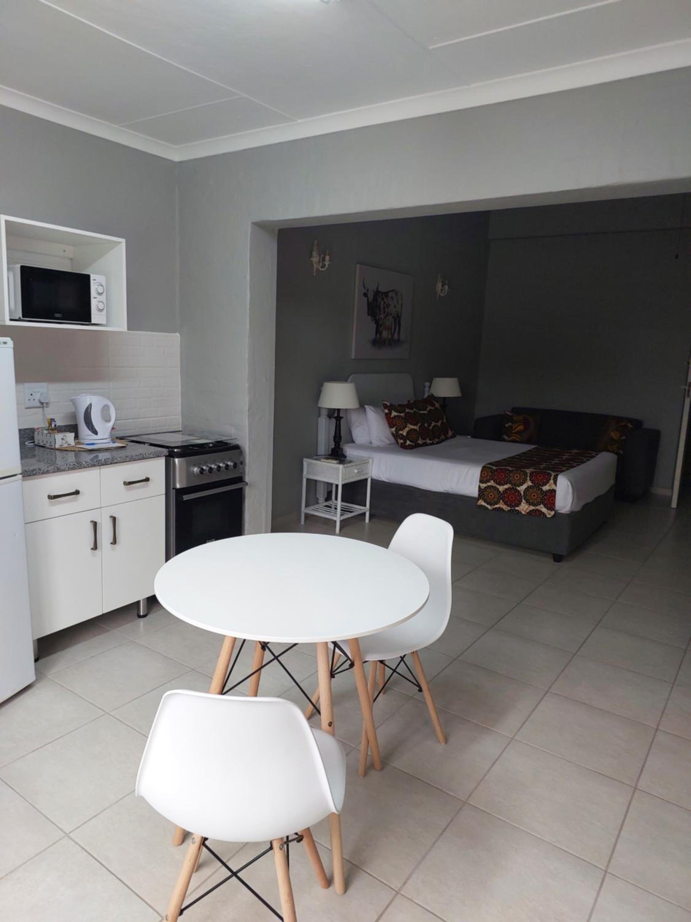 Suite with Pool View - Photo 12