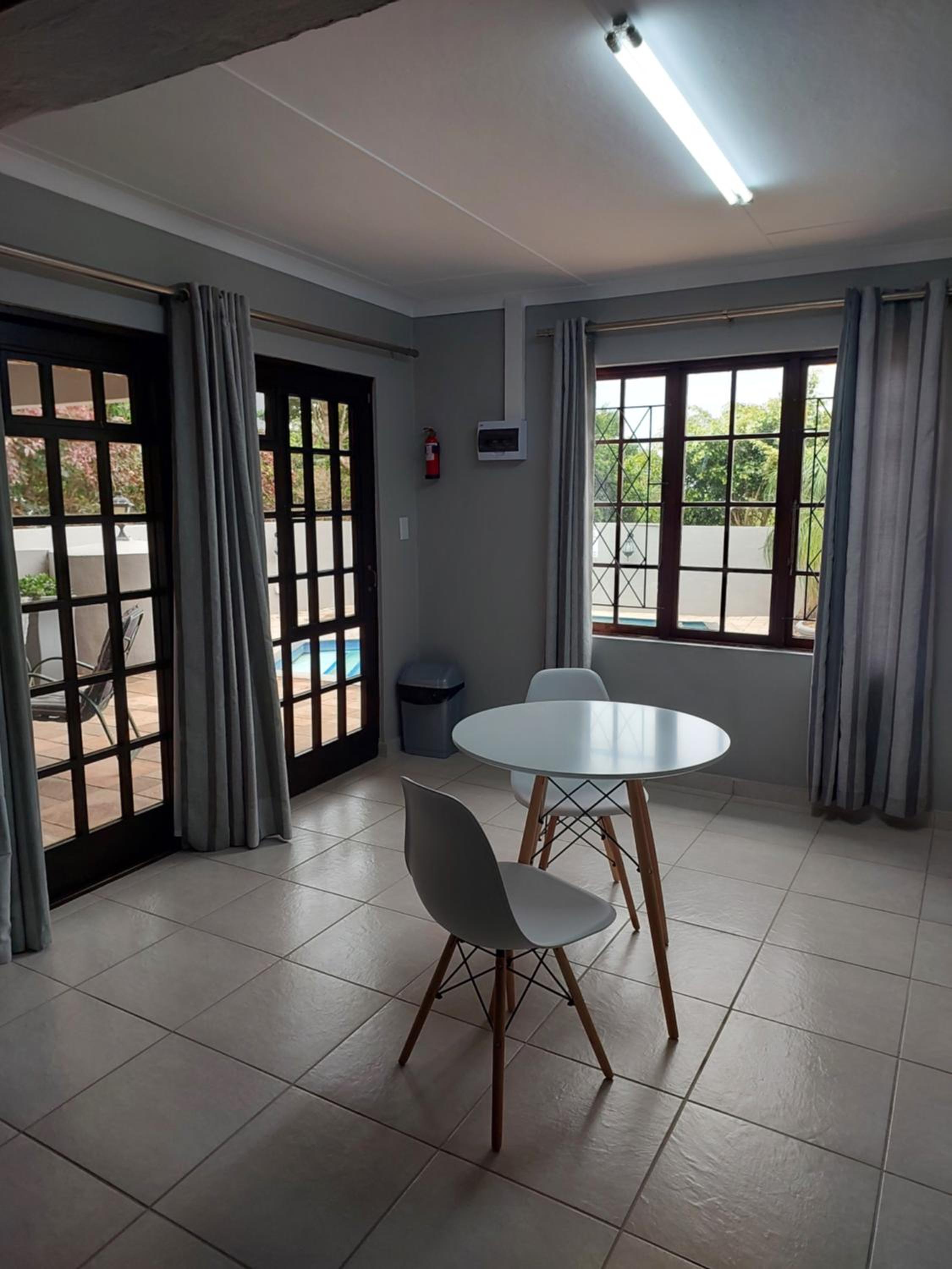 Suite with Pool View - Photo 9