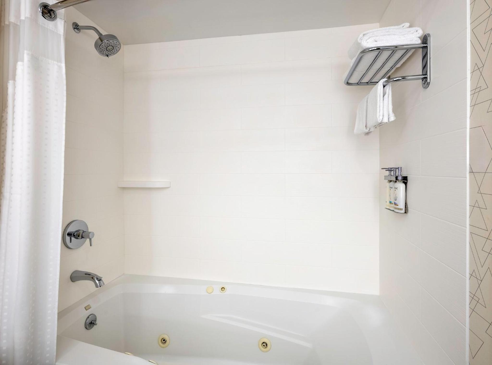 Standard King Room with Jetted Tub - High Floor thumbnail 5