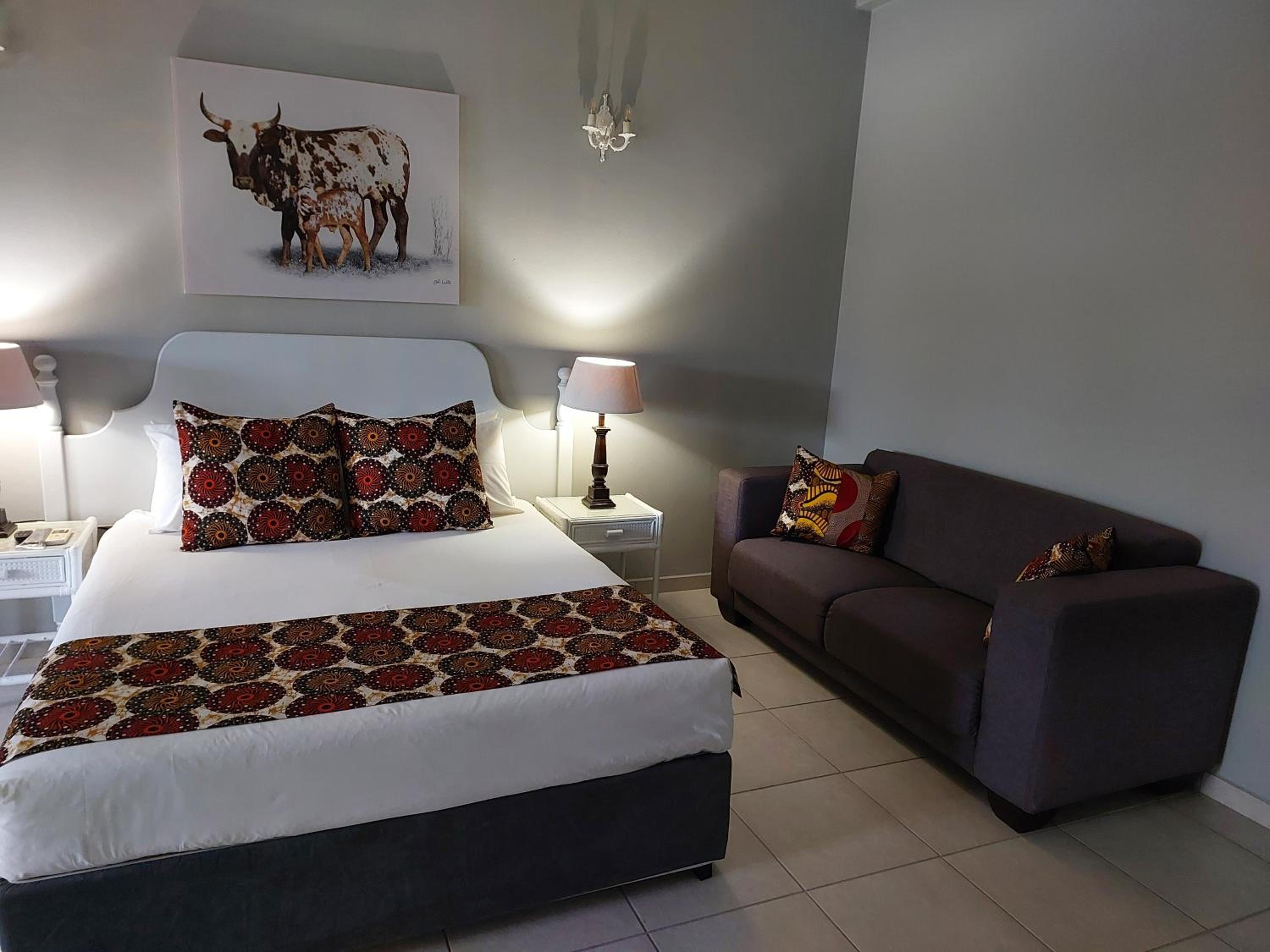 Suite with Pool View - Photo 13