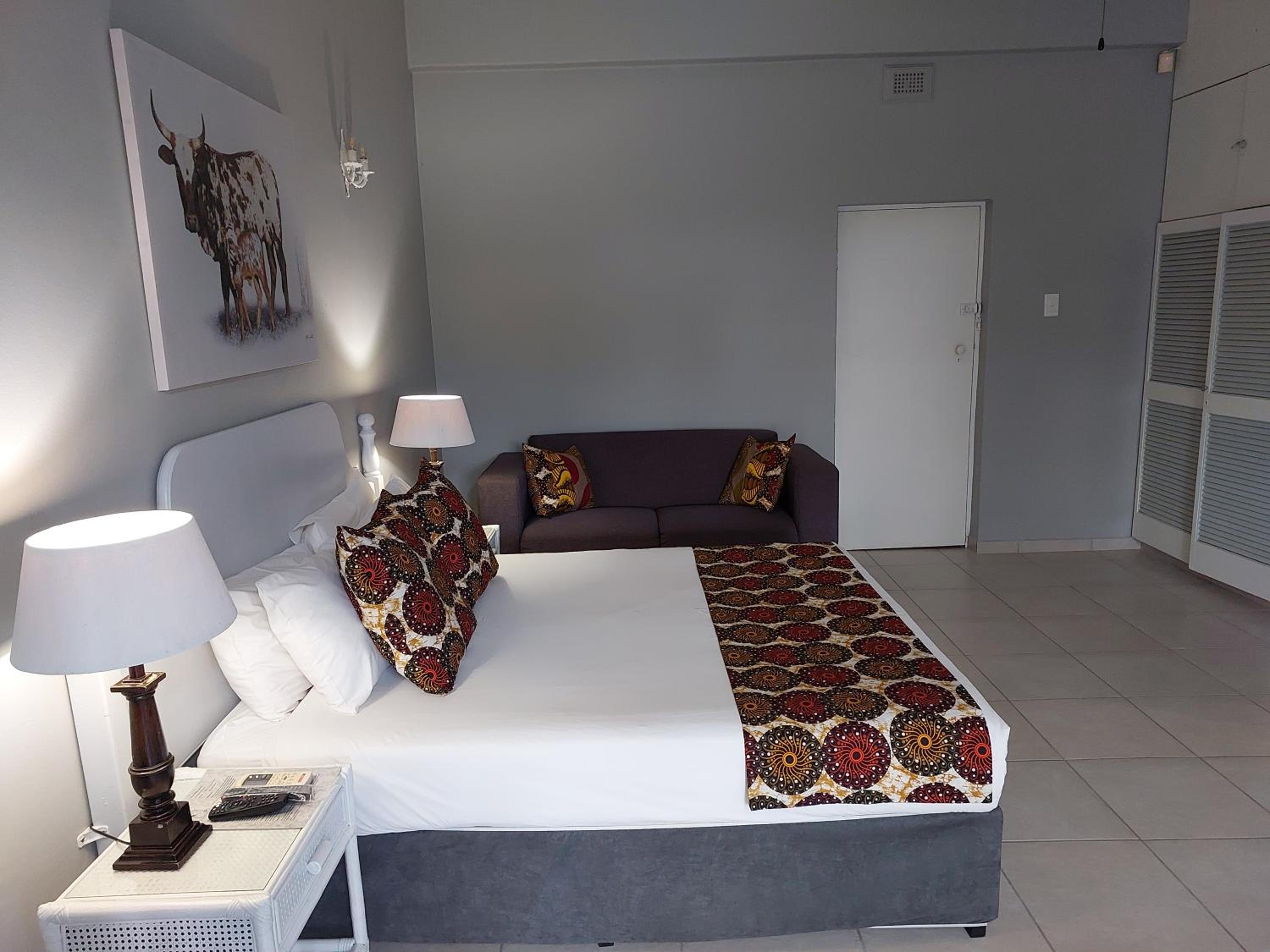 Suite with Pool View - Photo 11