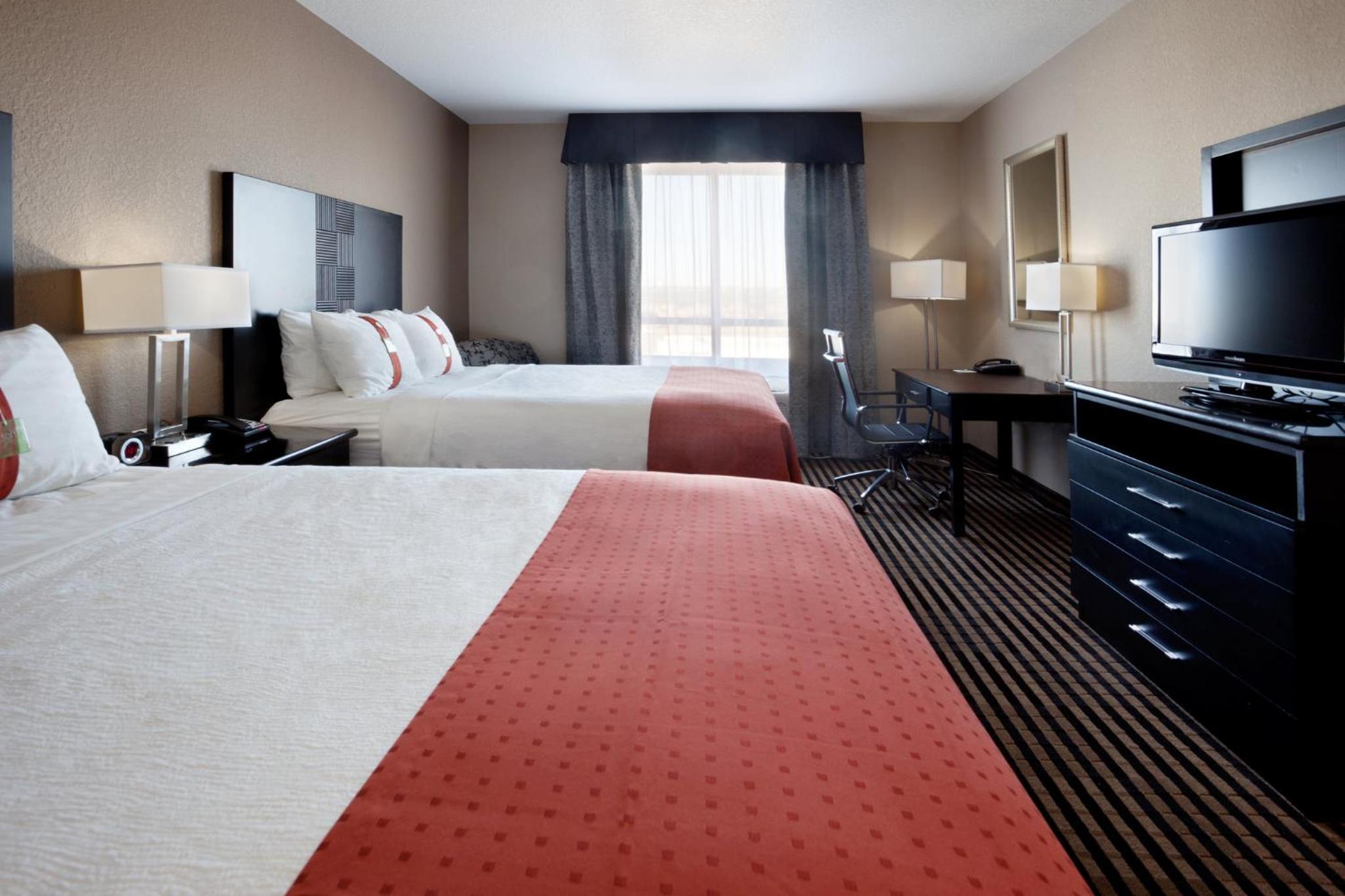 Standard Room with Two Queen Beds - Photo 8