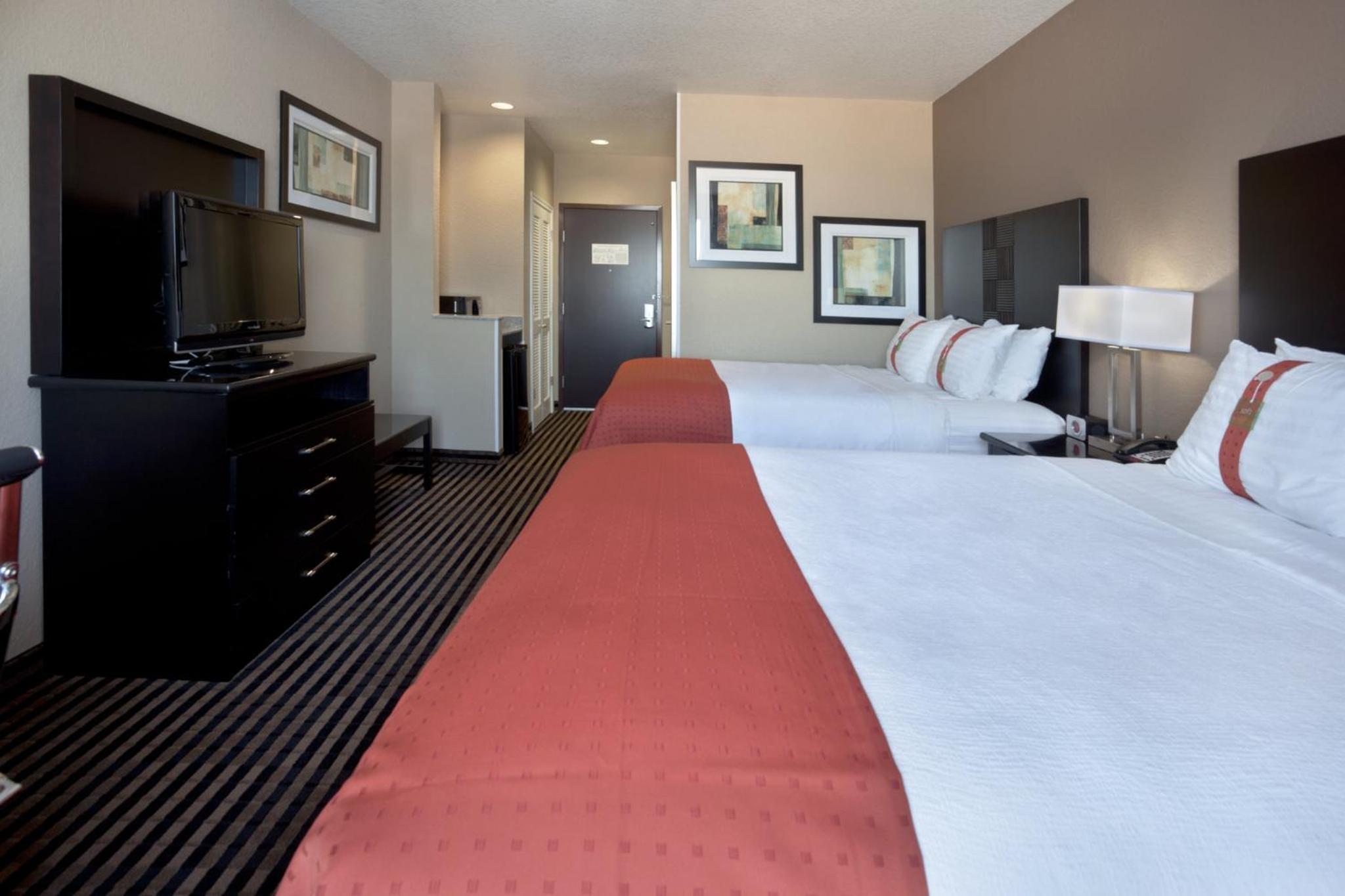 Standard Room with Two Queen Beds - Photo 4
