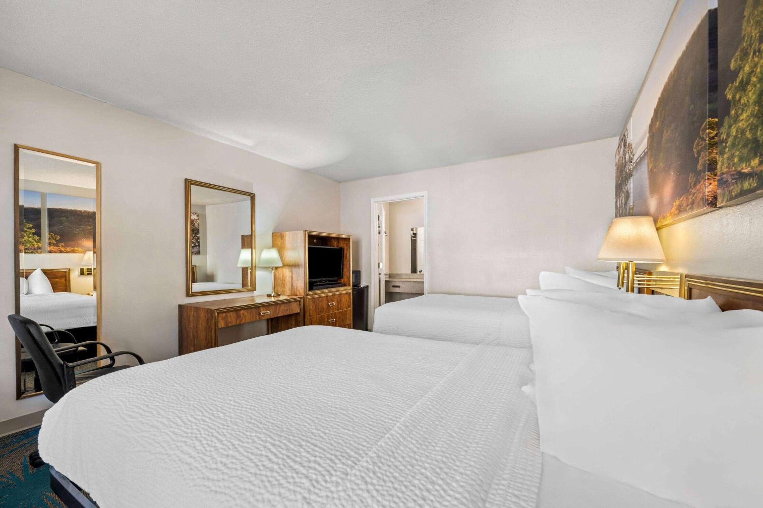 Deluxe Double Room with Two Double Beds - Non-Smoking - Photo 3