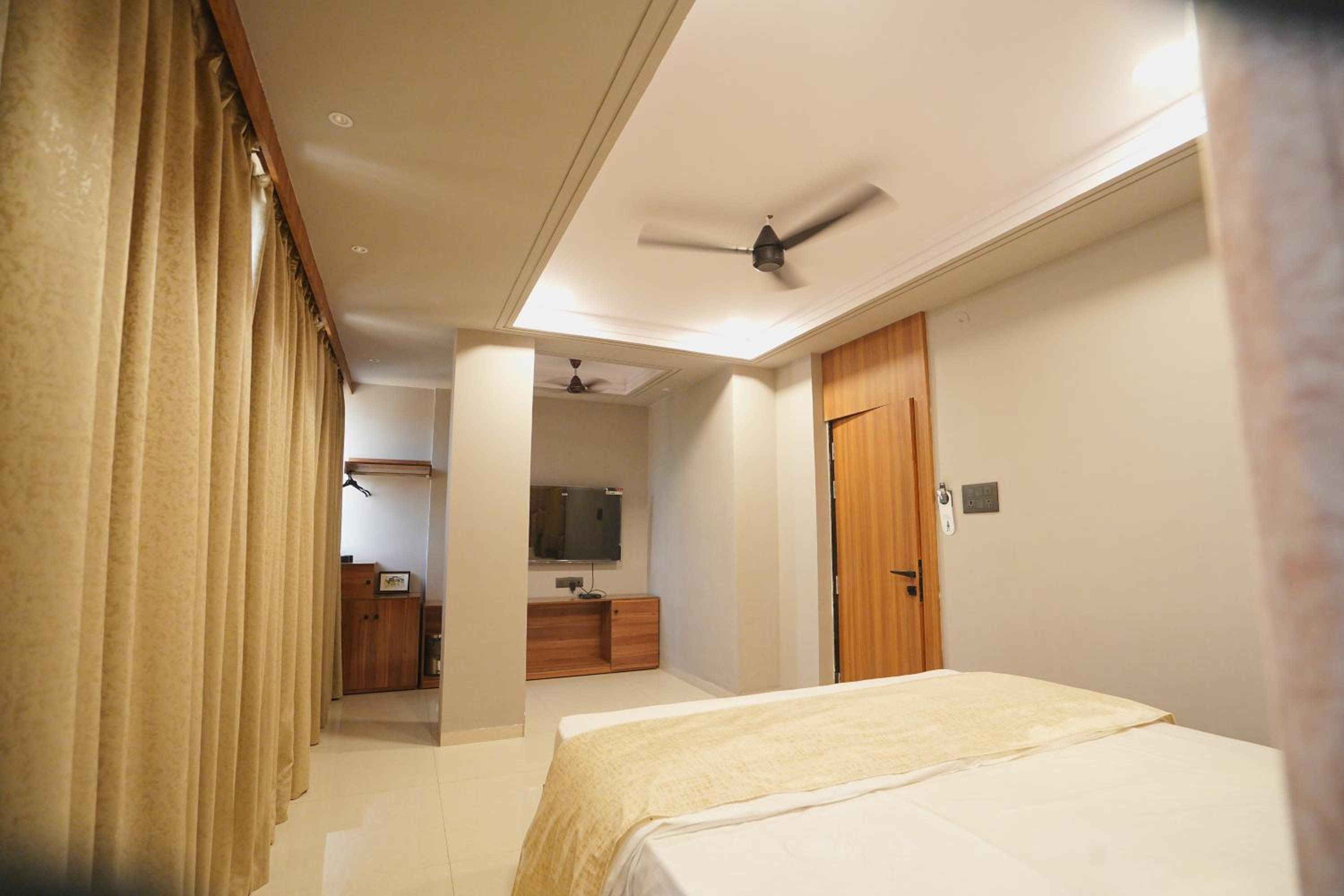 Deluxe Junior Suite photo 3