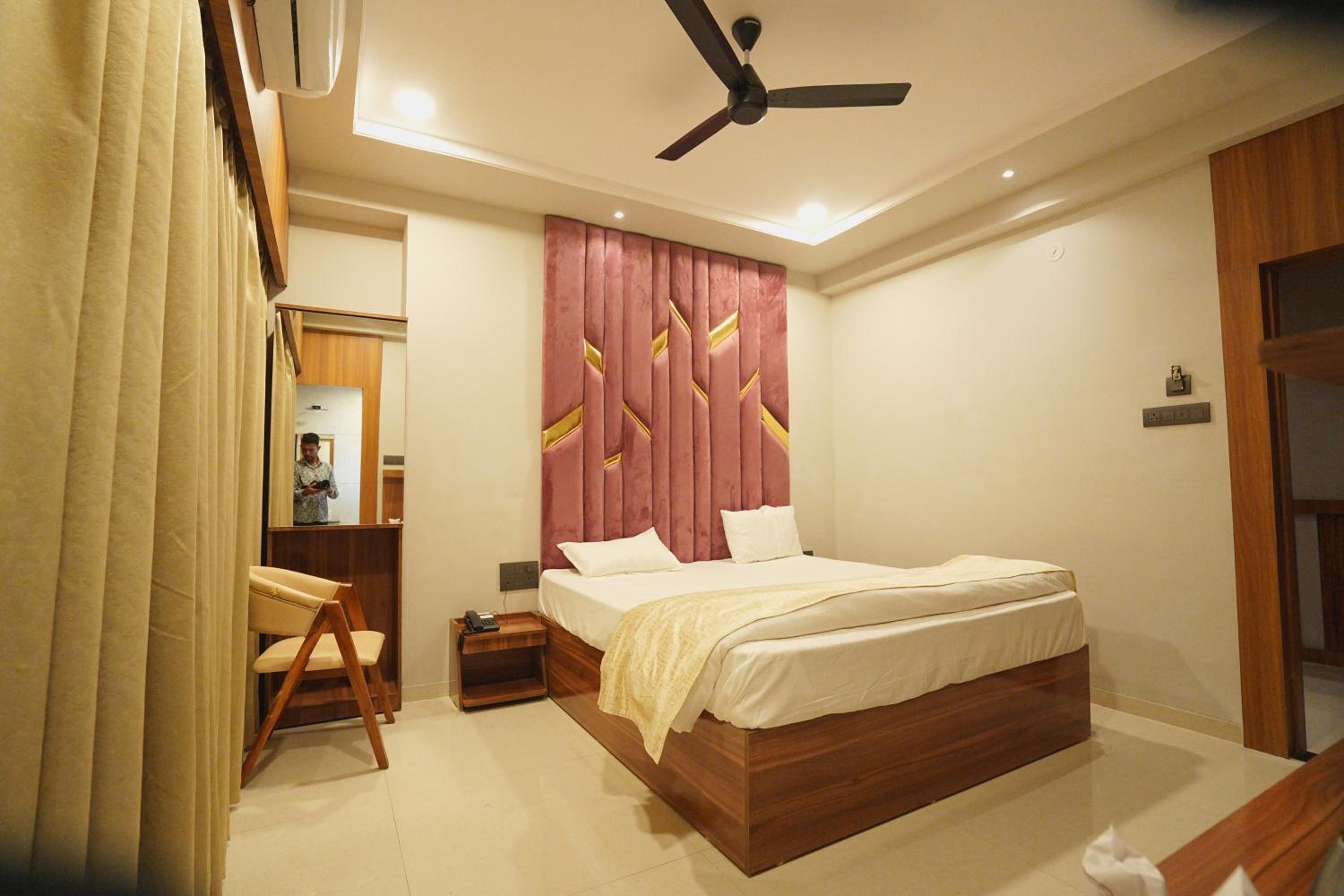 Standard King Room photo 2