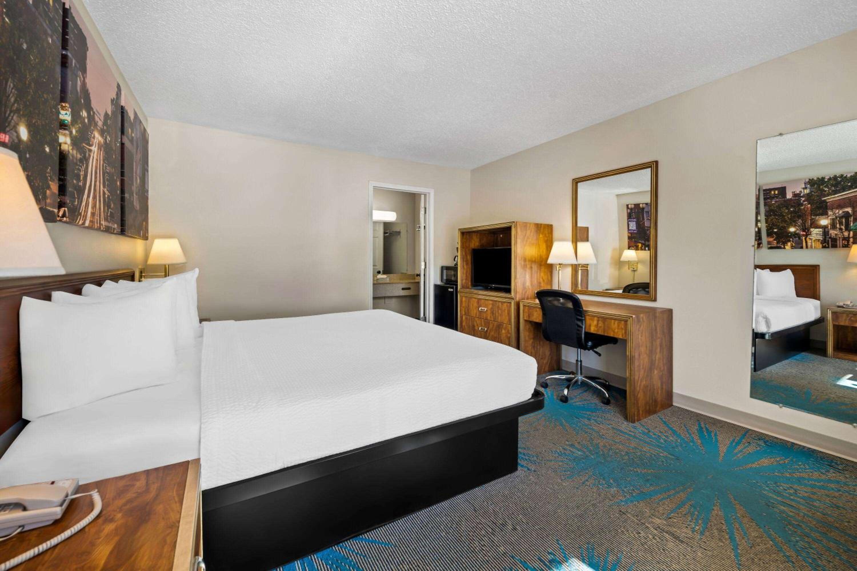 King Room - Non-Smoking - Photo 3