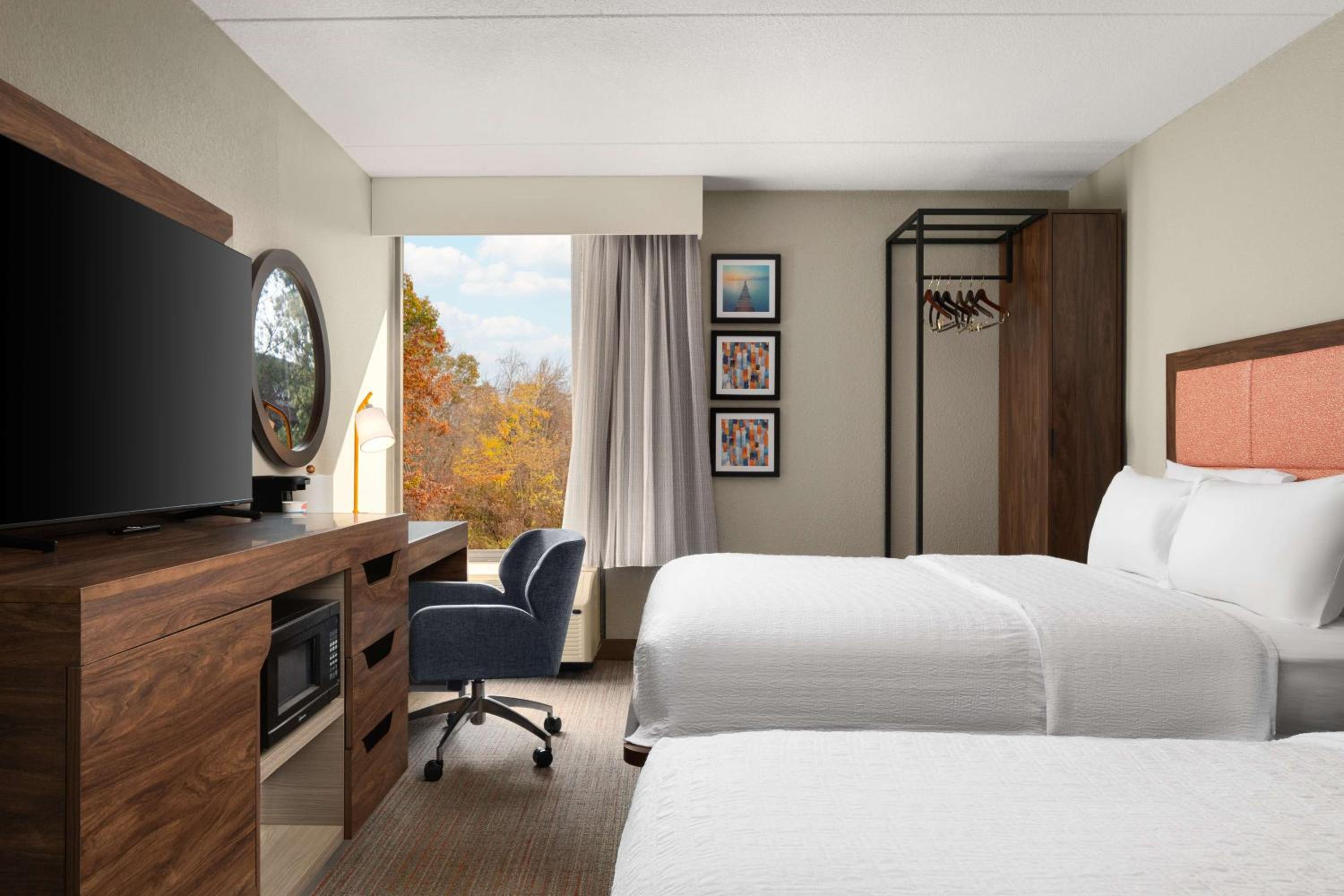 Queen Room with Two Queen Beds - Photo 2