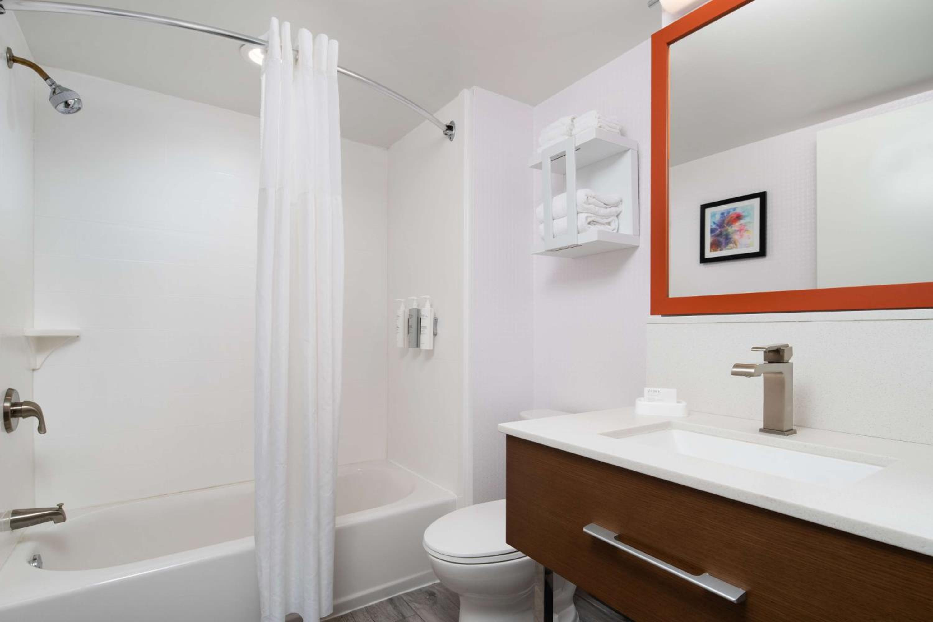 Queen Room with Two Queen Beds - Photo 3