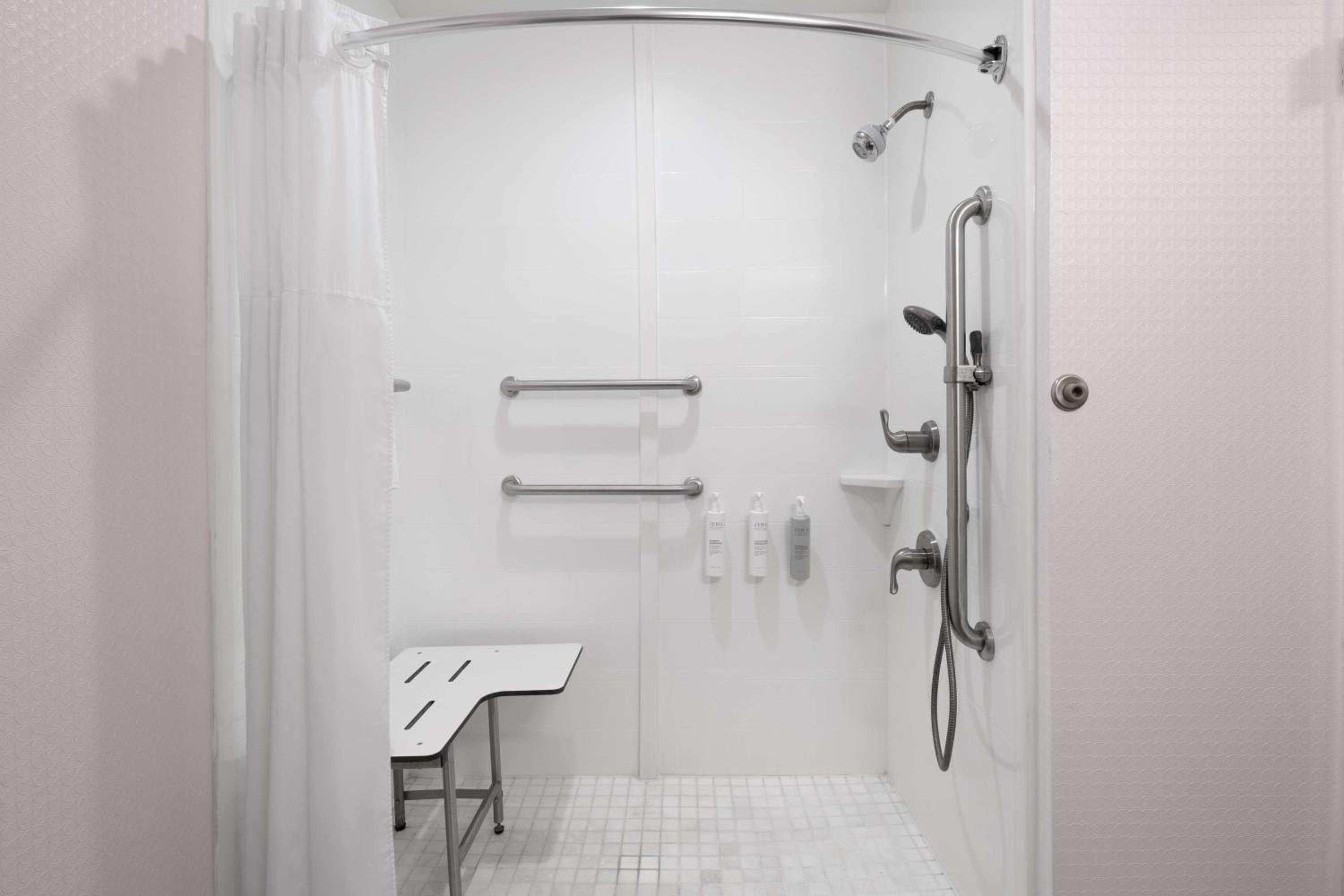 King Room with Roll-In Shower - Mobility Access - Photo 3