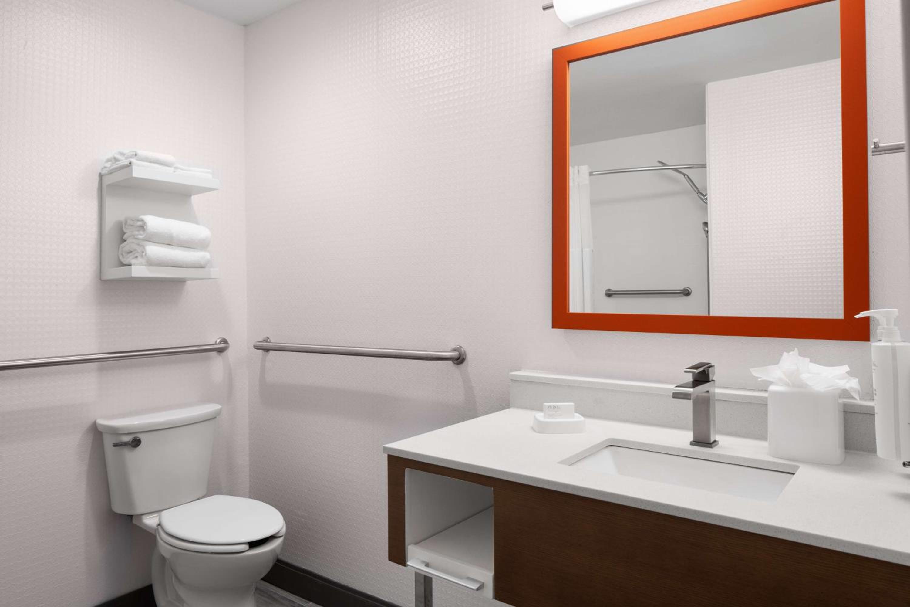 King Room with Roll-In Shower - Mobility Access - Photo 4
