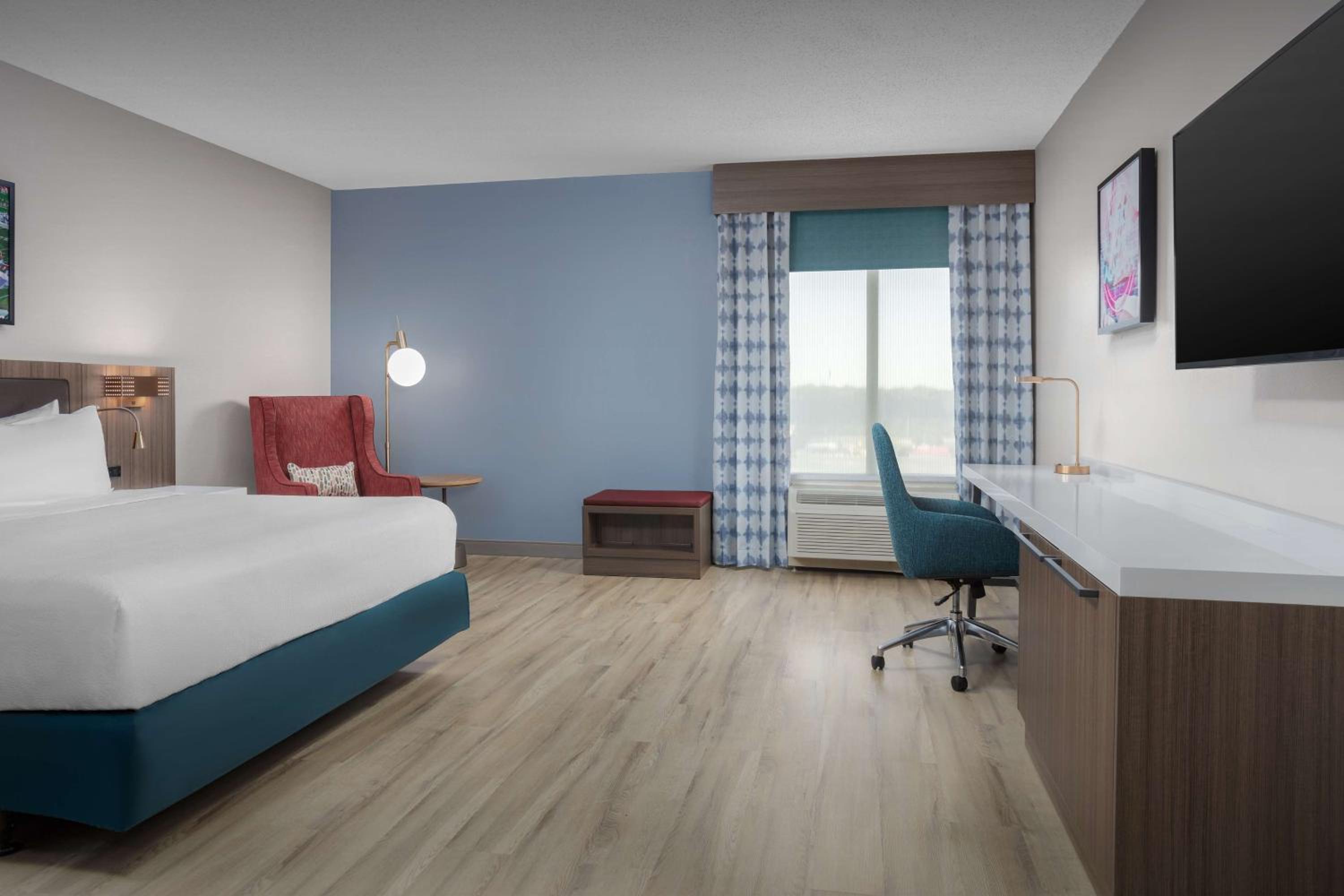 King Room with Bath Tub - Mobility Access - Photo 1
