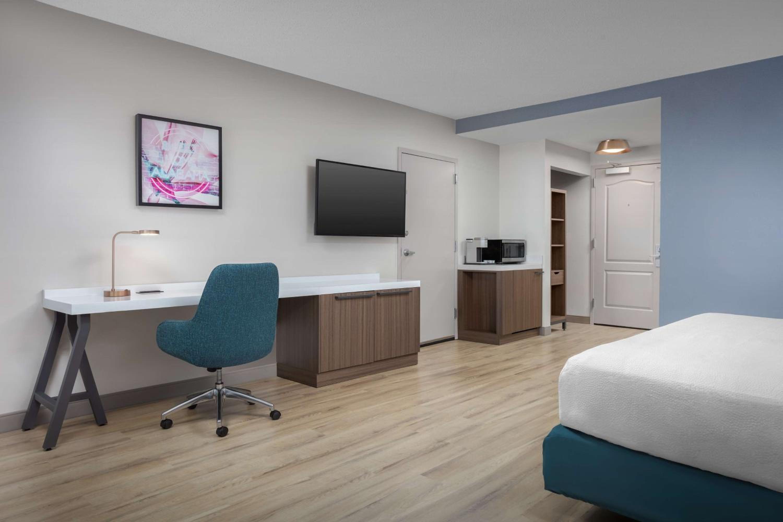 King Room with Bath Tub - Mobility Access - Photo 5