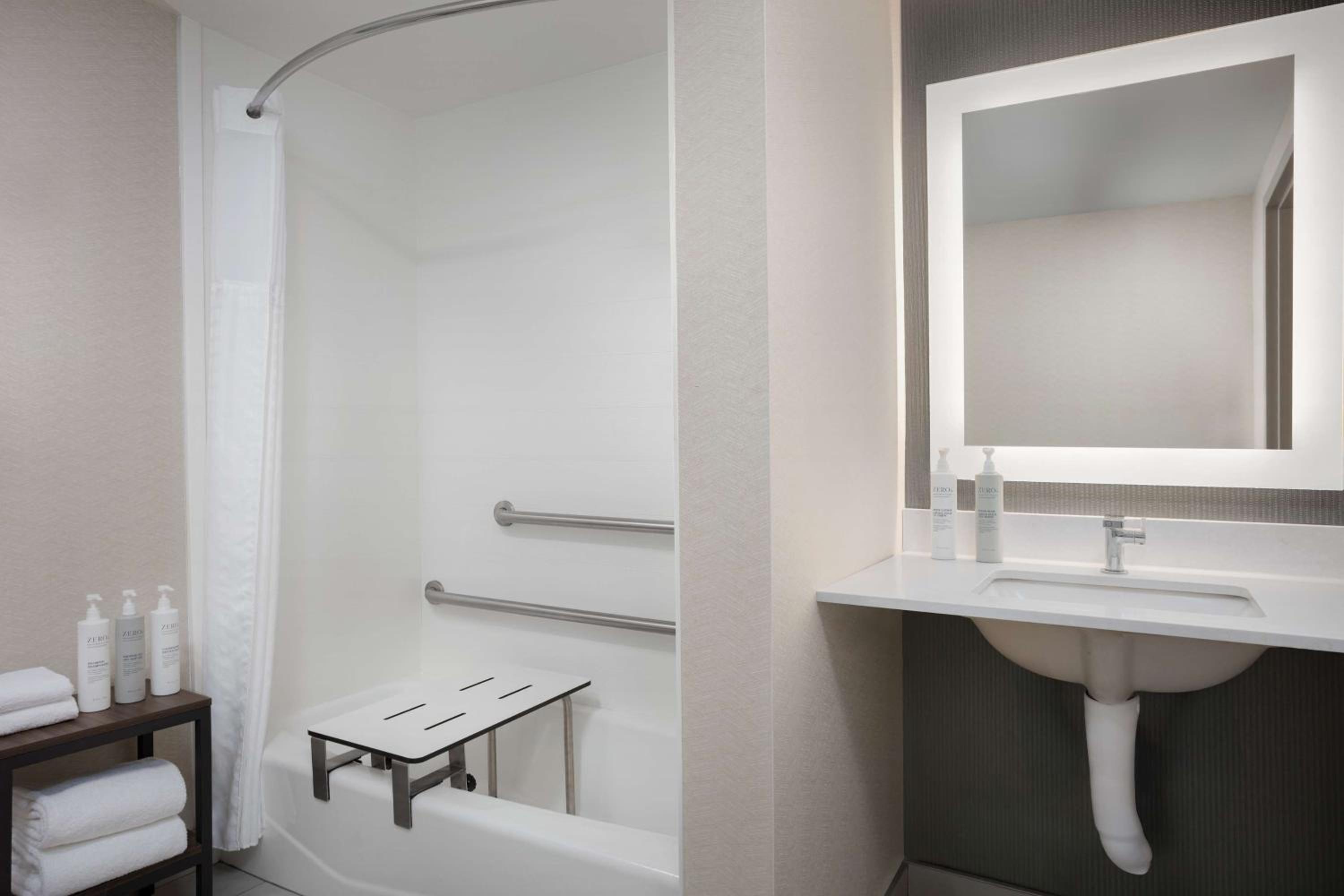 King Room with Bath Tub - Mobility Access - Photo 3