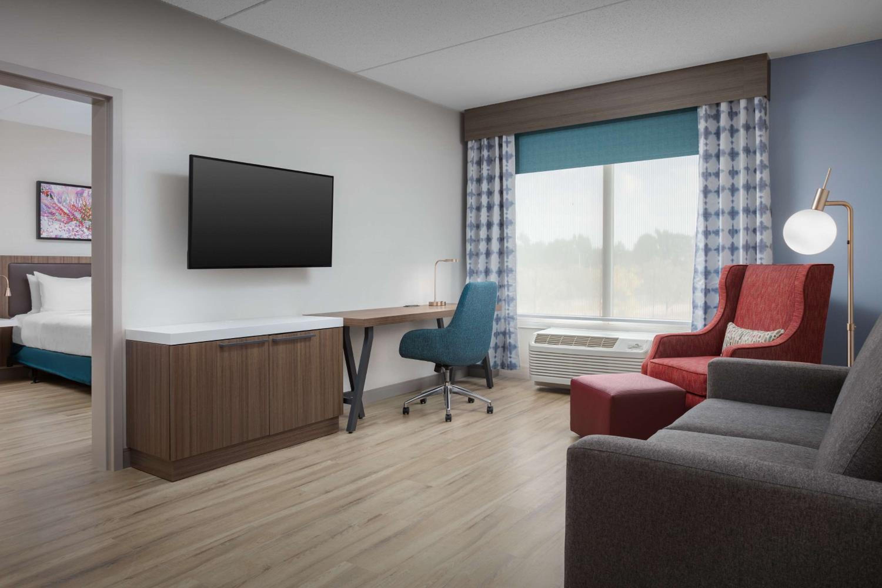 One-Bedroom King Suite with Sofa Bed - Photo 3