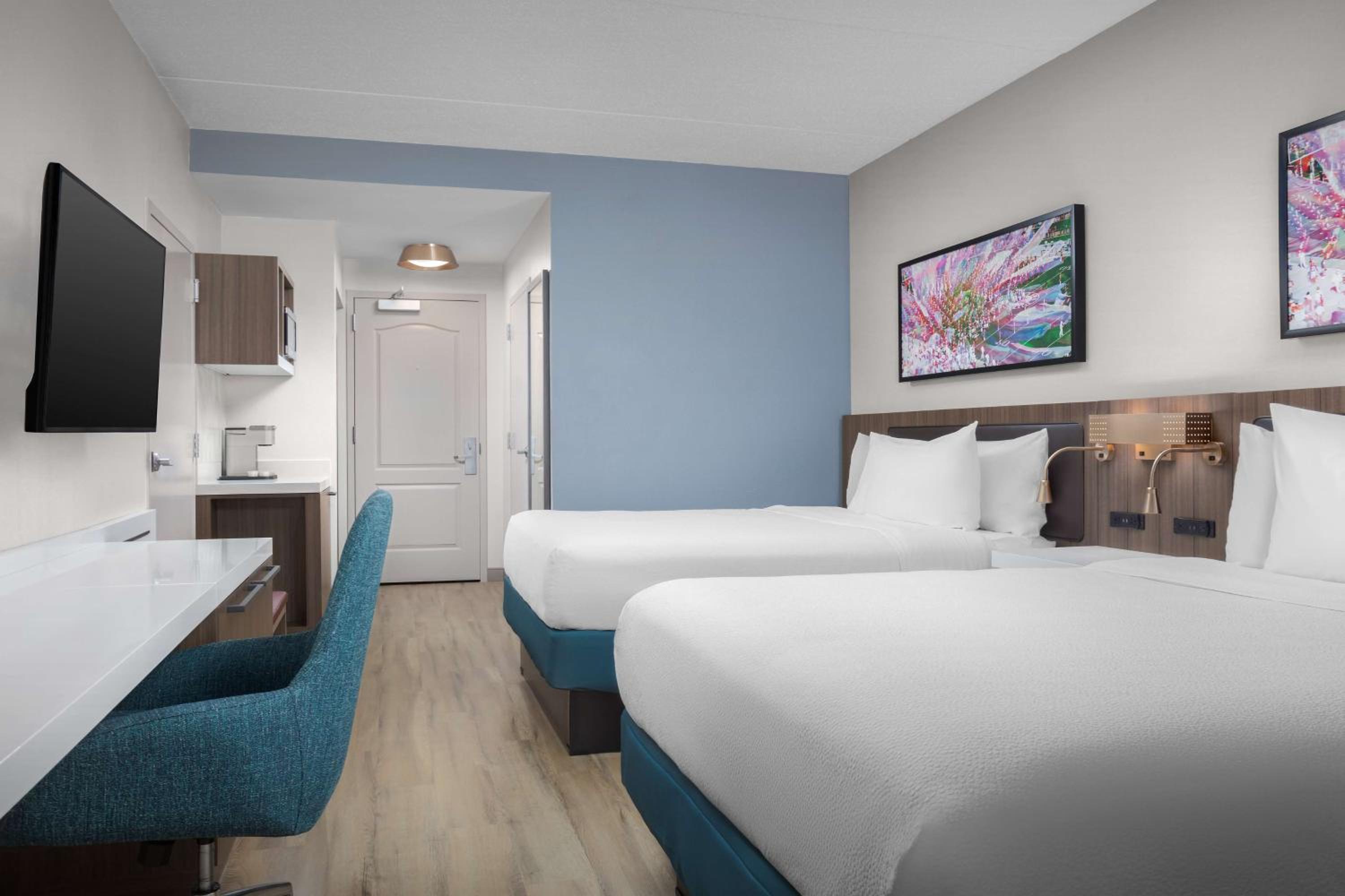 Queen Room with Two Queen Beds - Photo 2
