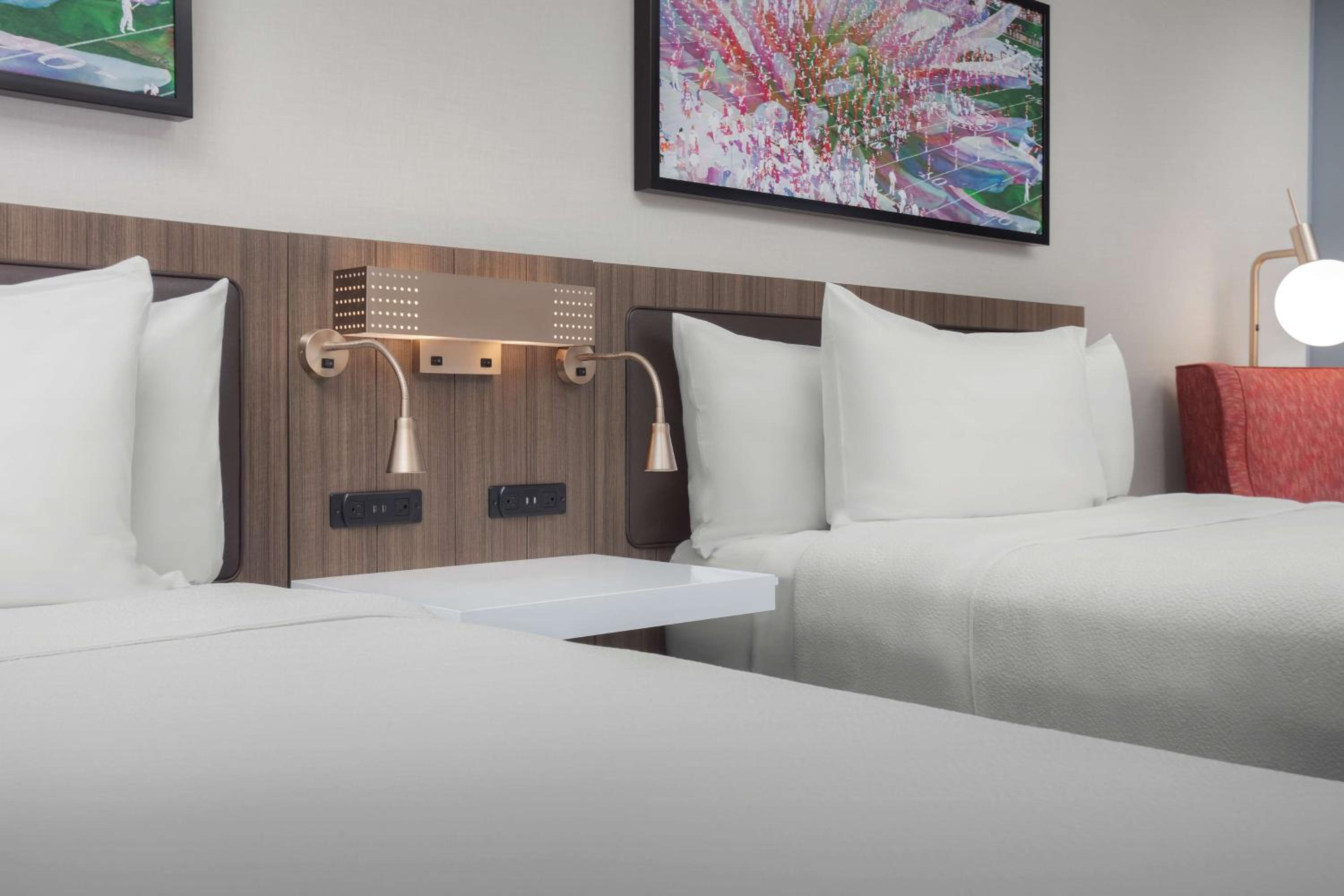 Queen Room with Two Queen Beds - Photo 4