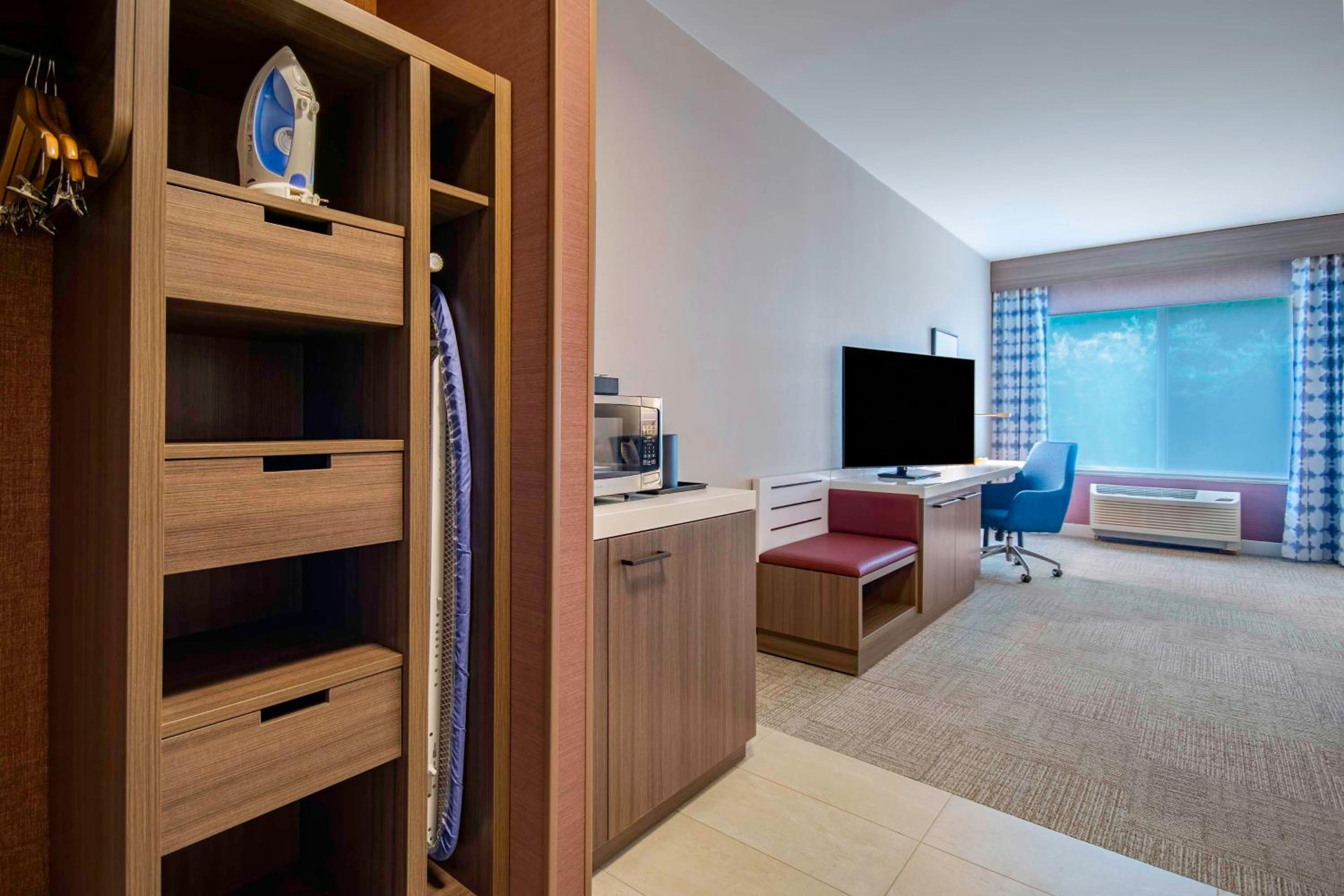 Double Room with Two Double Beds - Mobility Access photo 3
