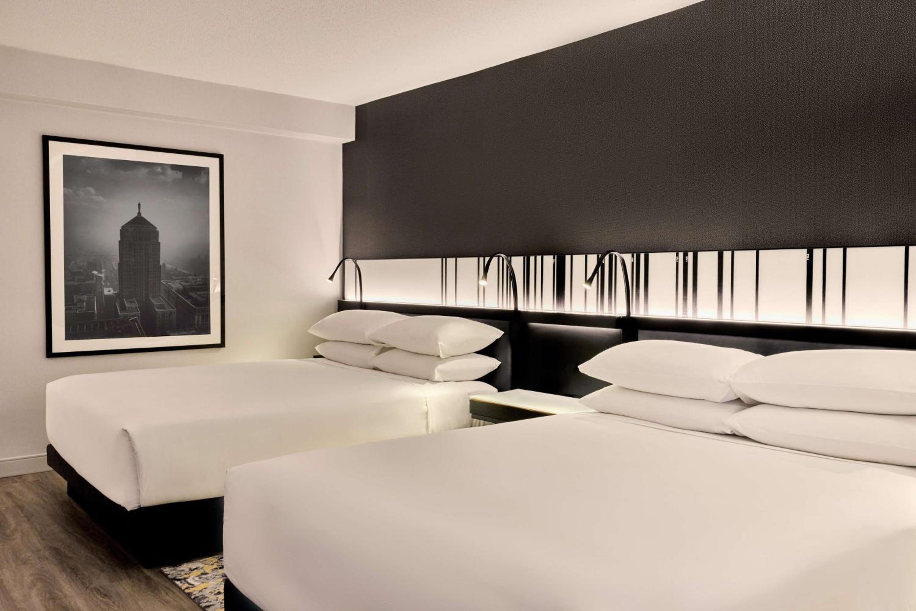 Queen Room with Two Queen Beds and Lake View - Photo 15