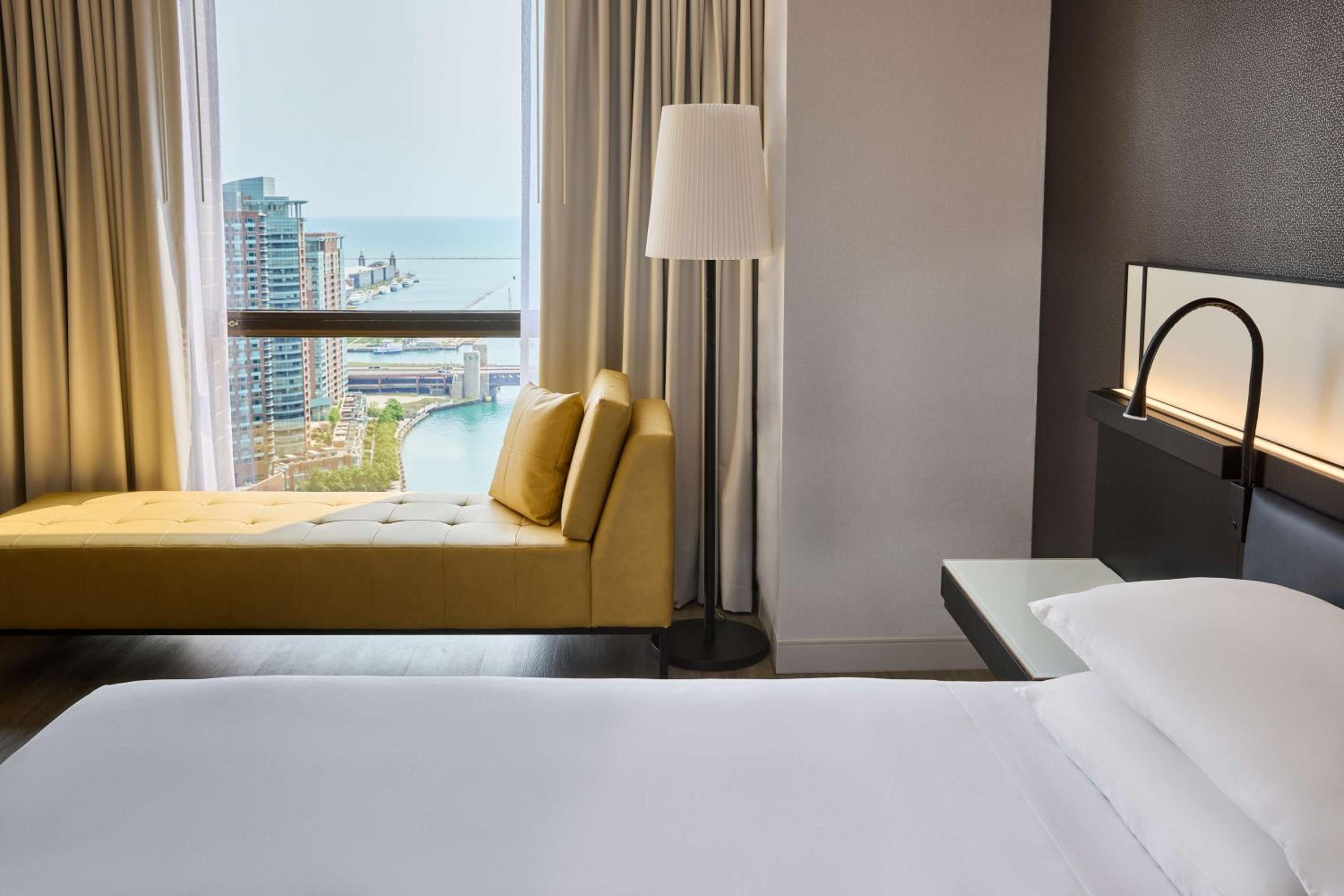 Queen Room with Two Queen Beds and Lake View - Photo 2