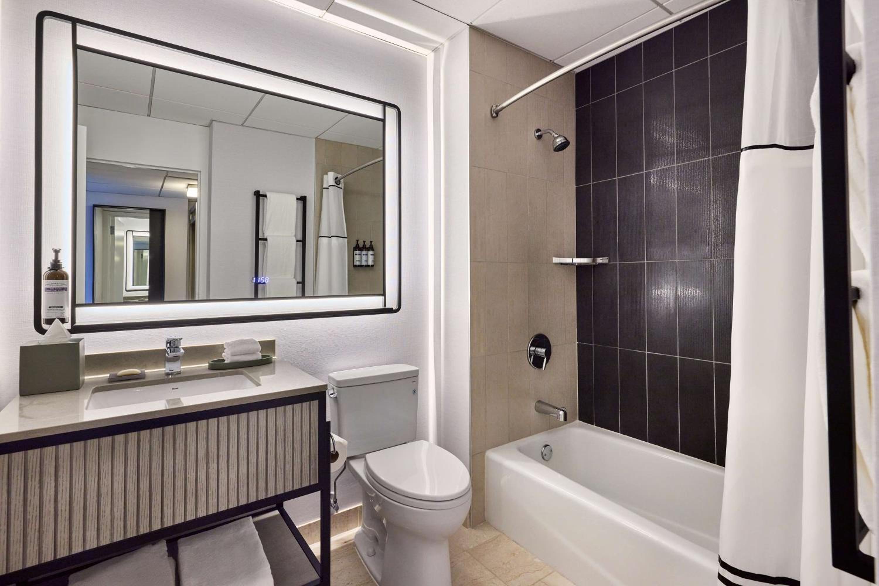 King Room with Lake View - Photo 7
