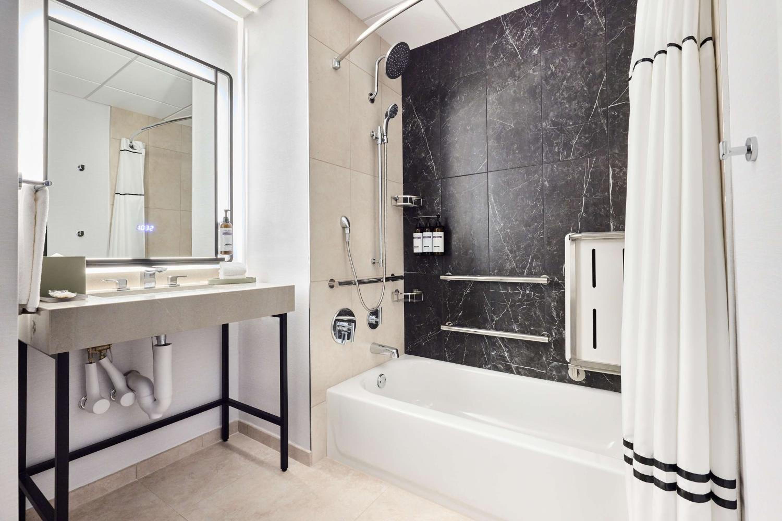 King Room with Accessible Tub - Disability Access - Photo 2