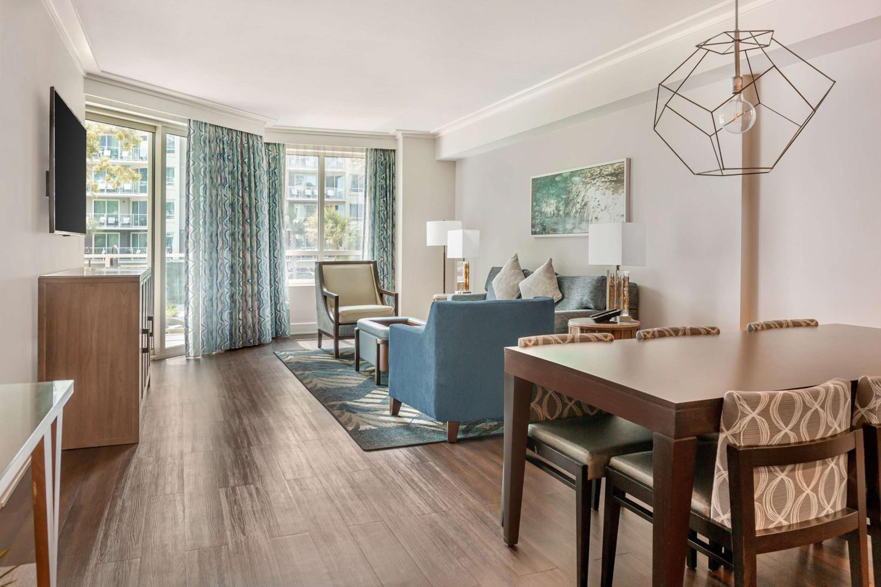 Two-Bedroom Suite with One King Bed and Two Double Beds – Hearing Accessible