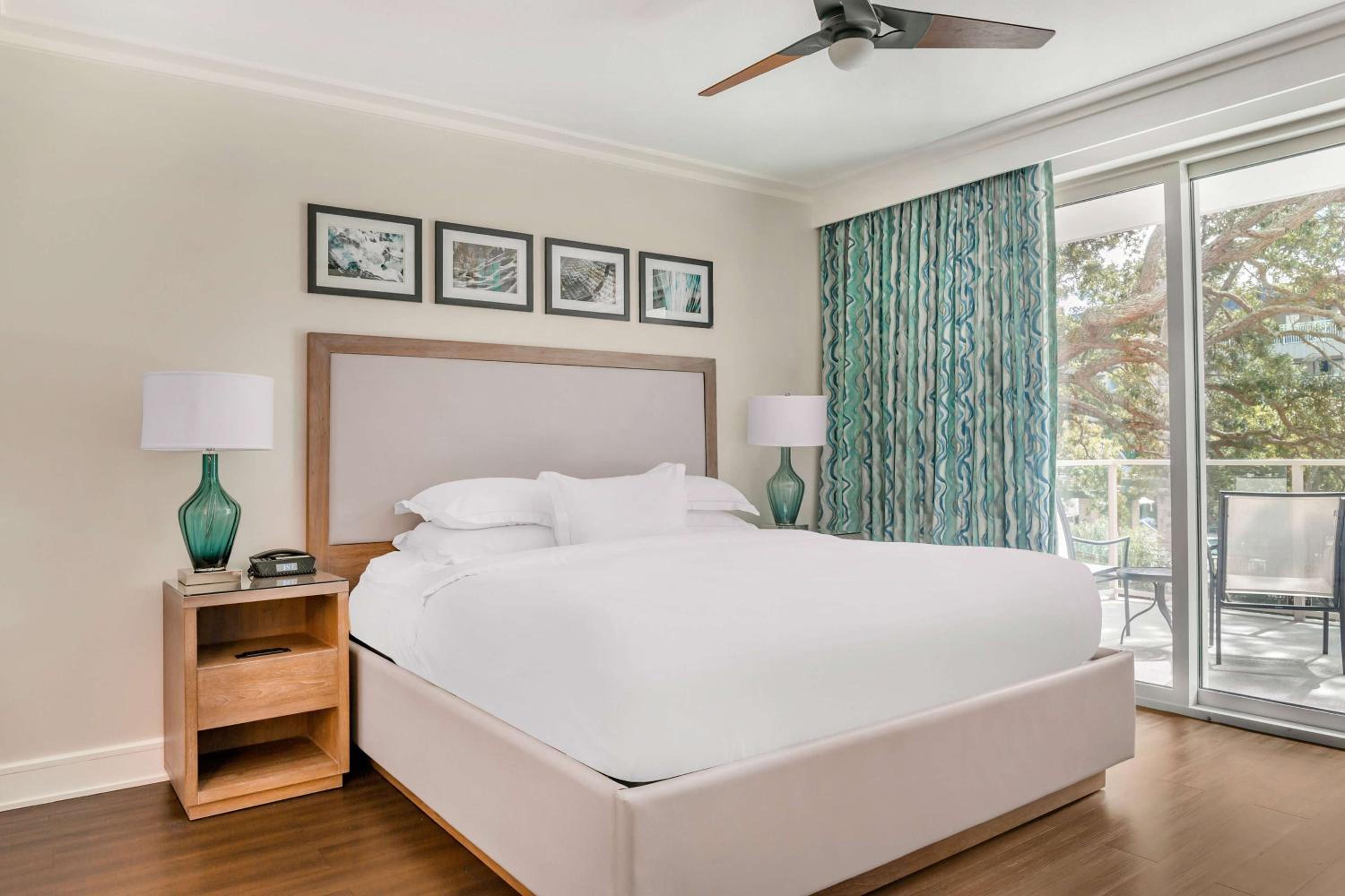 Two-Bedroom Suite with One King Bed and Two Double Beds – Hearing Accessible thumbnail 5