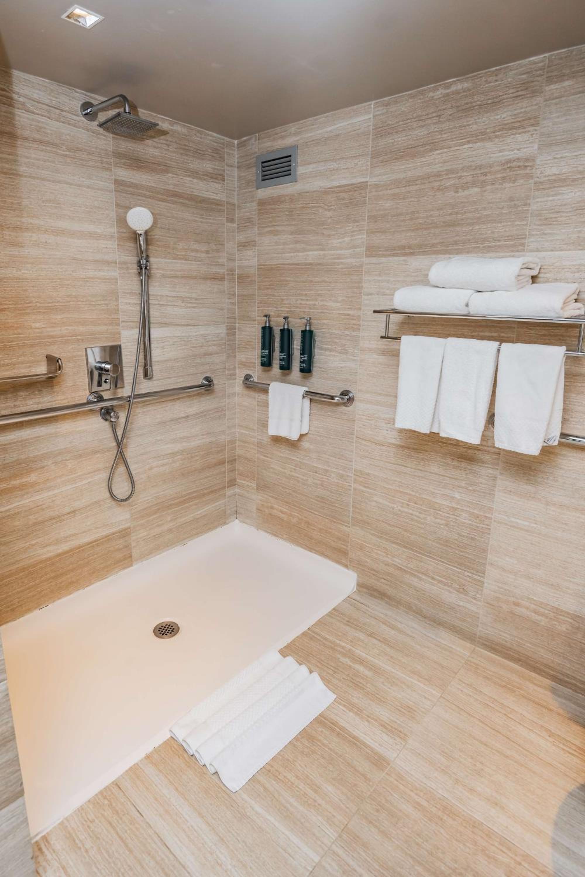 King Room with Tub - City View - Accessible photo 2