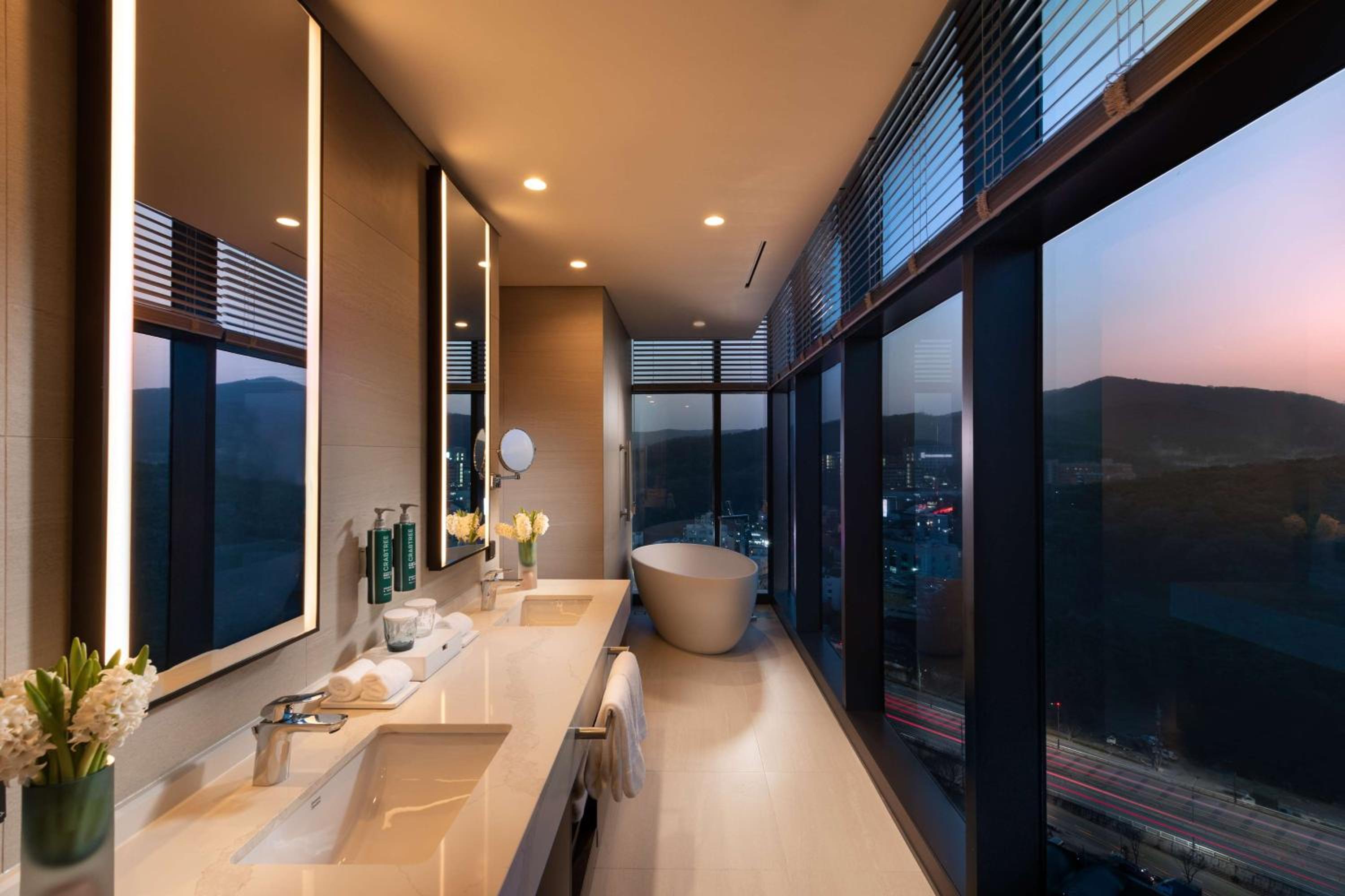 Premium Corner King Room - Photo 7