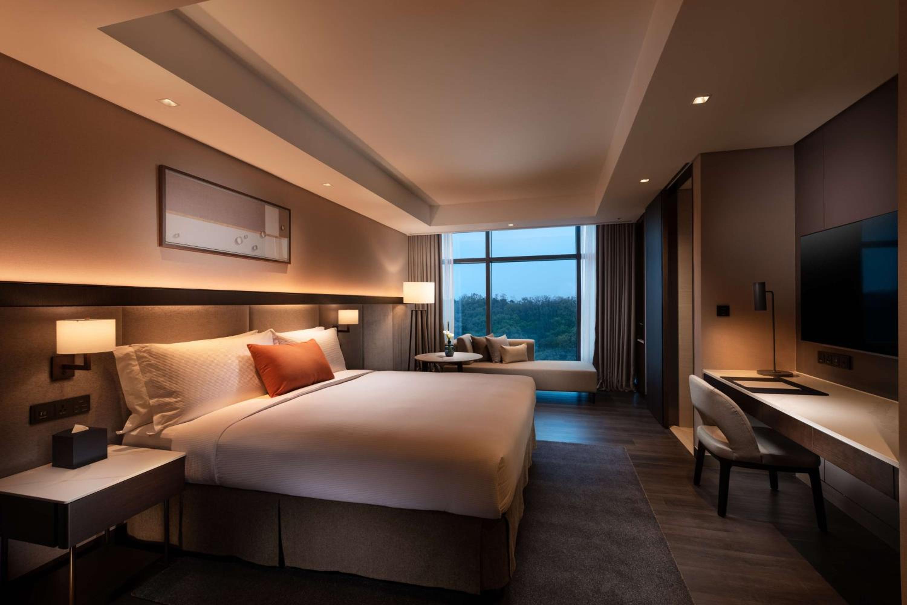 Premium Corner King Room - Photo 3