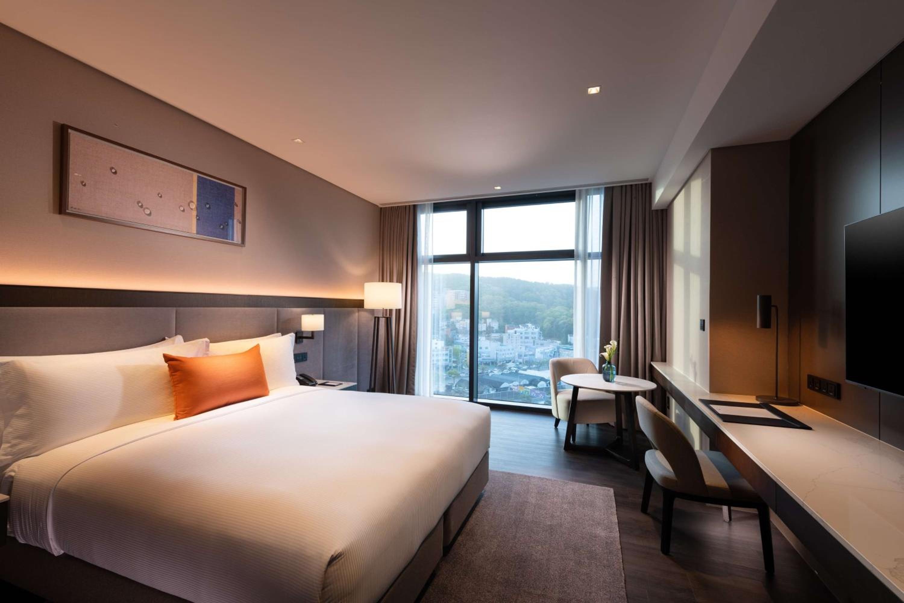 King Guest Room - Photo 4