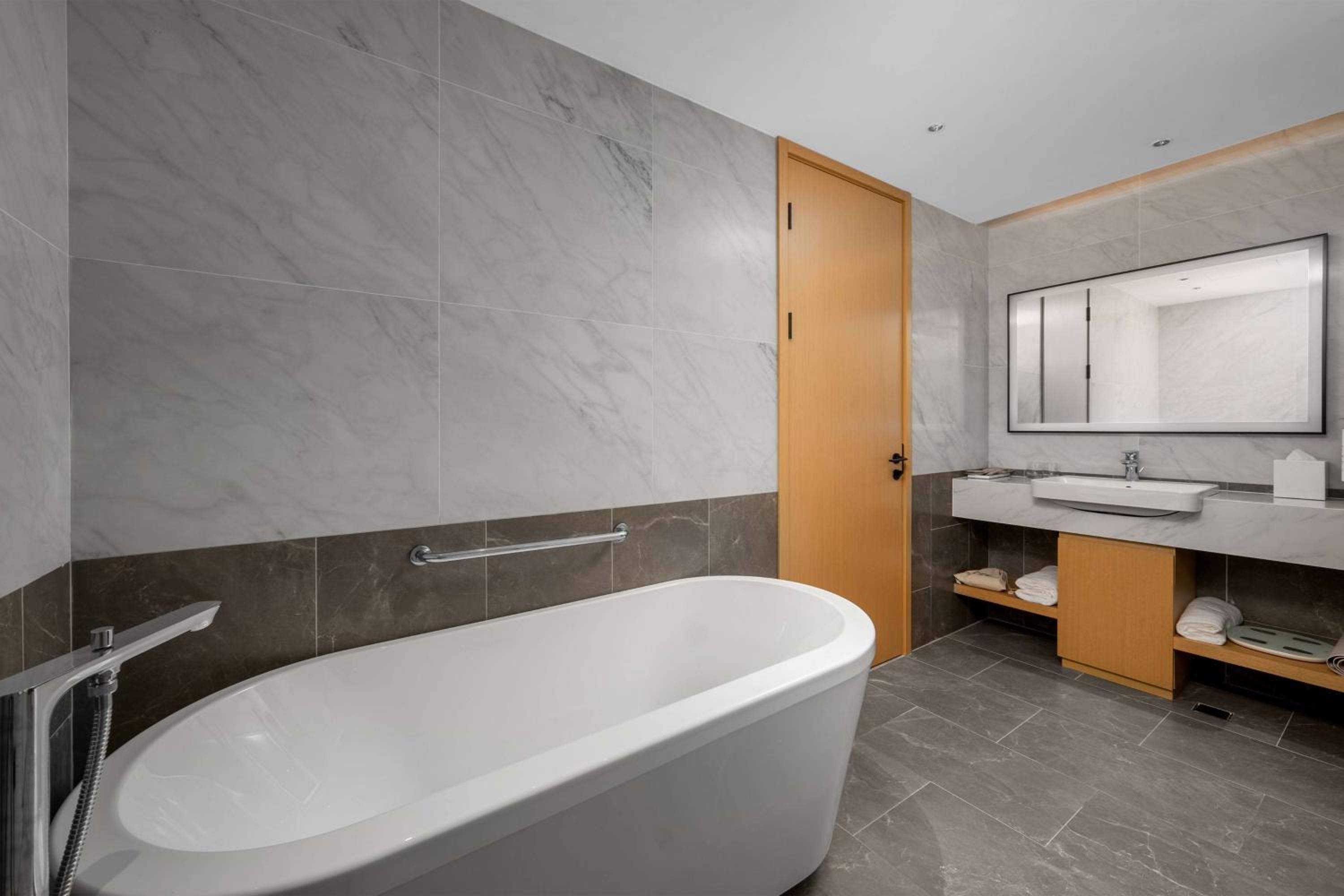 Deluxe King Suite