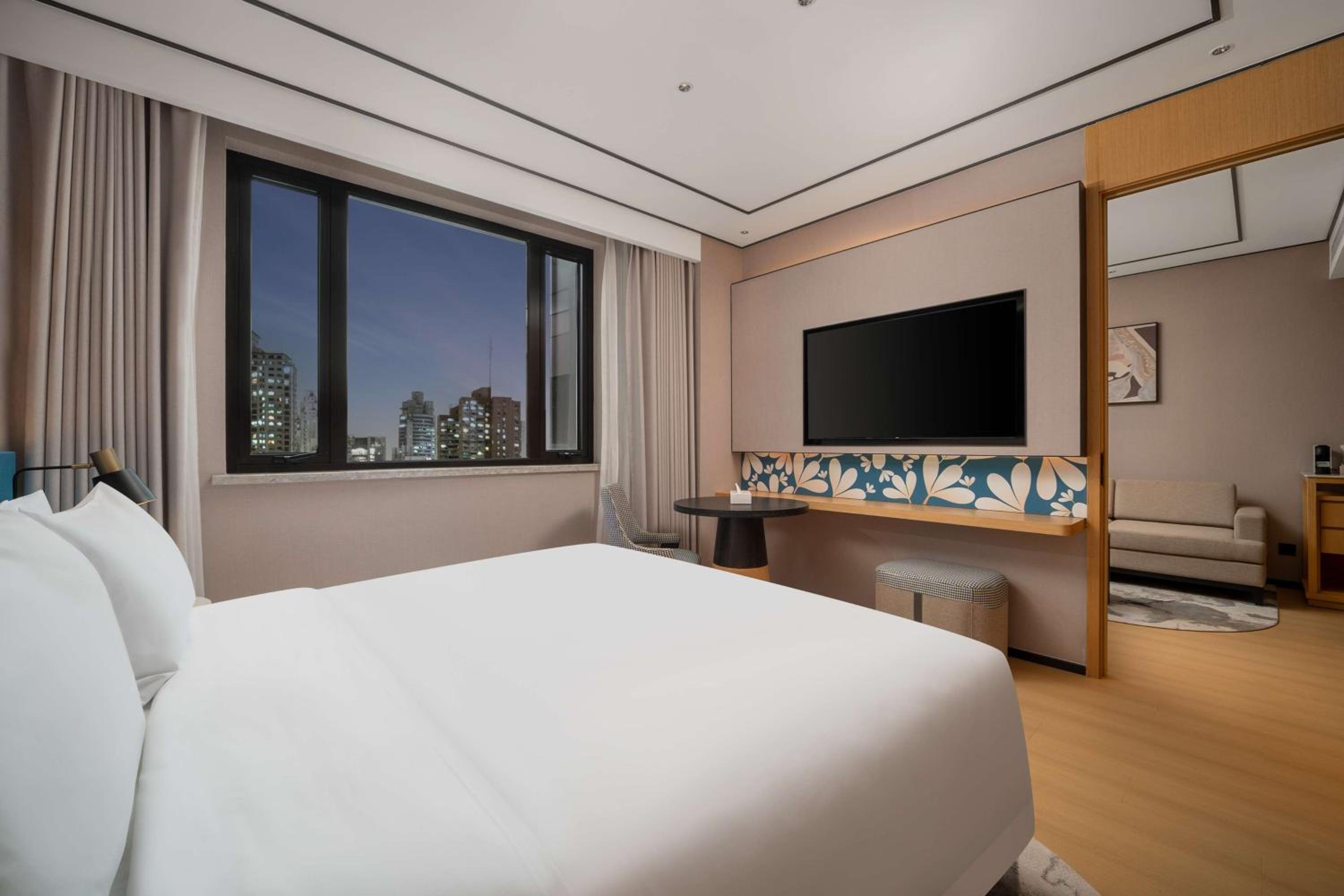 Deluxe King Suite