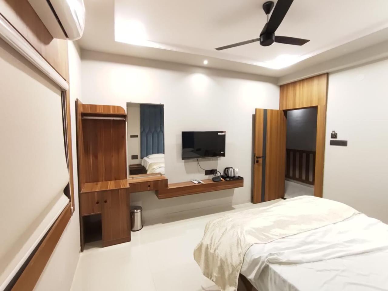 Standard King Room photo 3