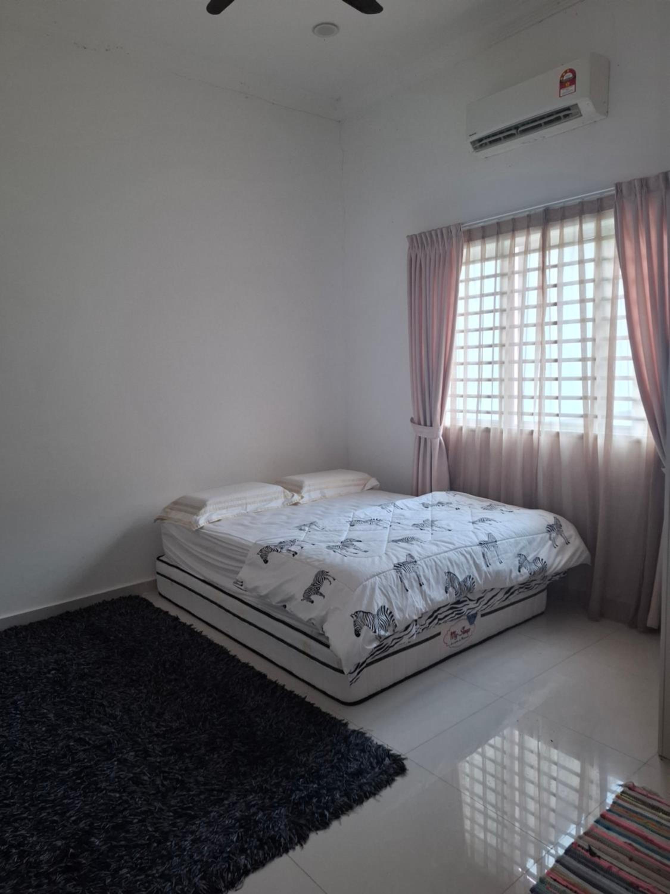 Five-Bedroom House photo 2