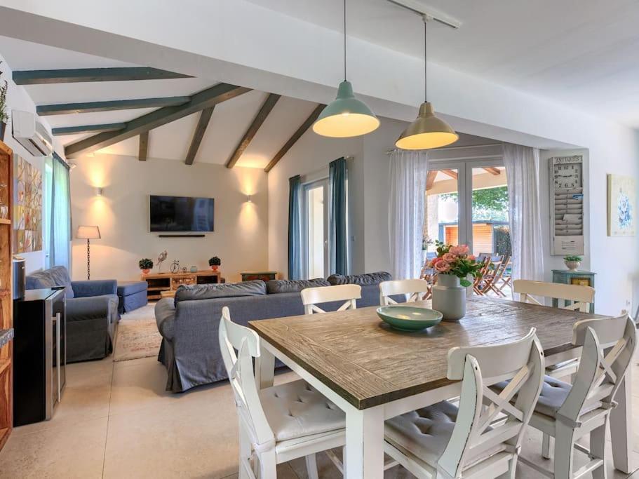Villa photo 2