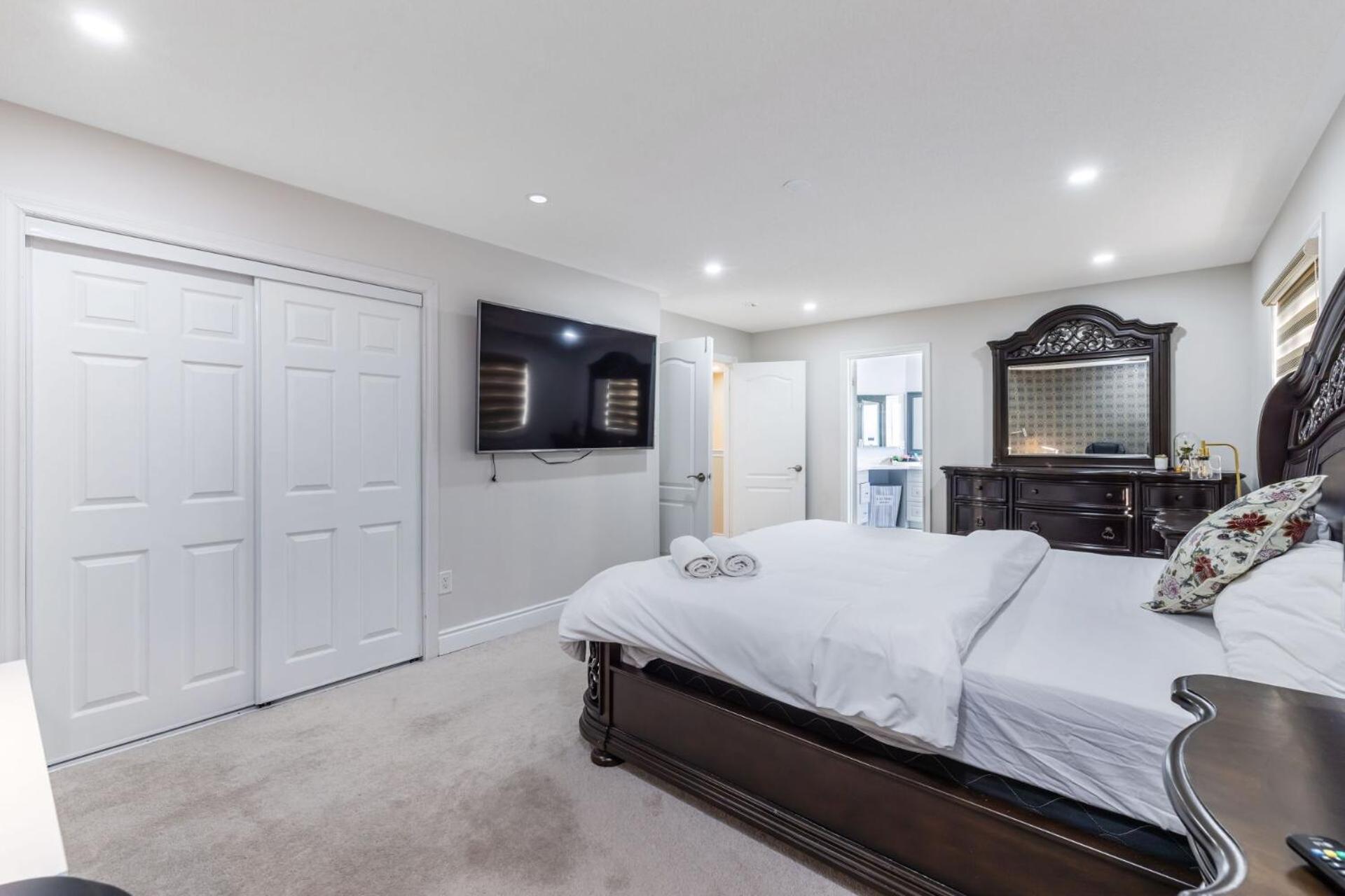 Five-Bedroom House photo 3