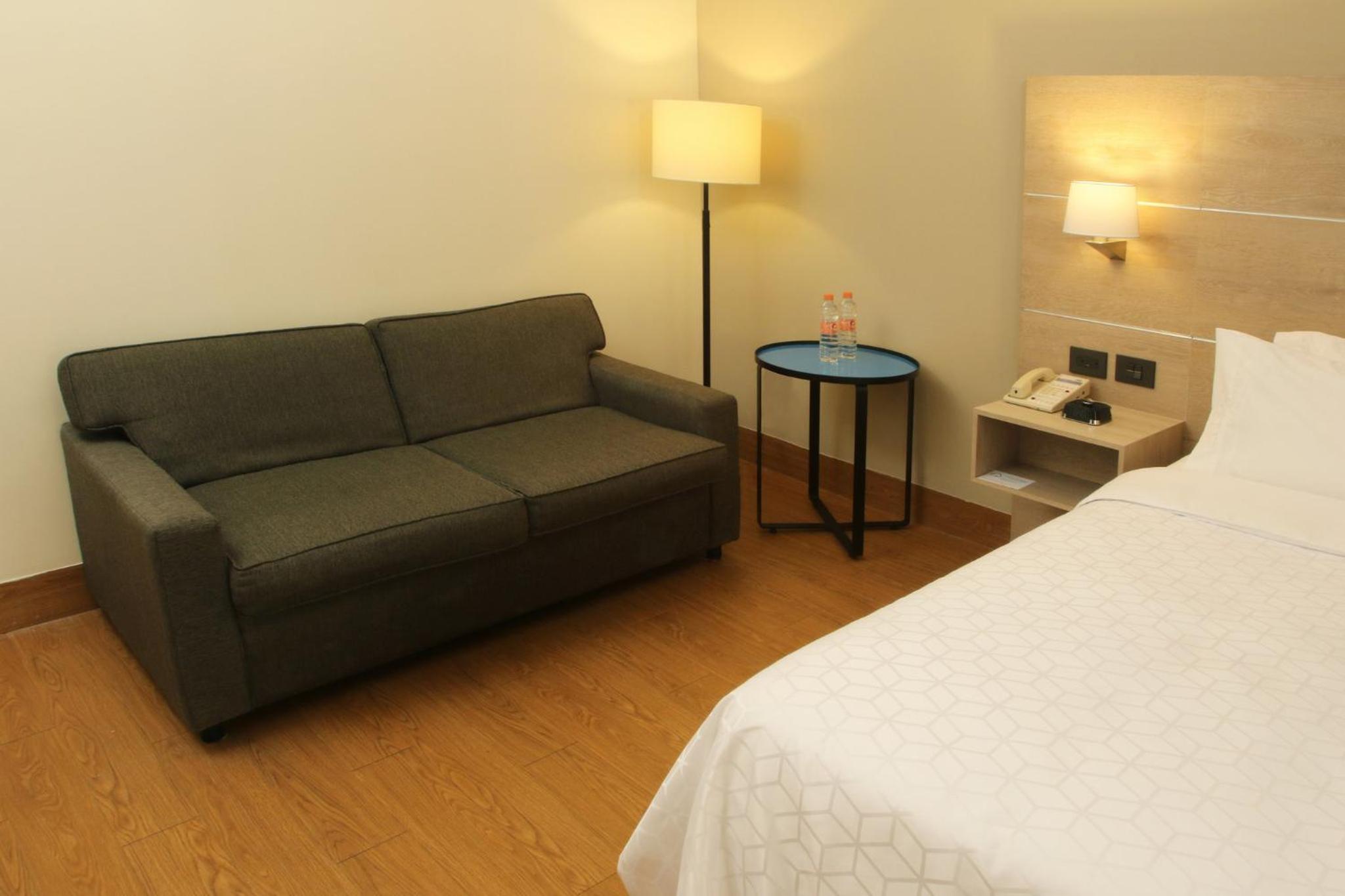Standard King Room - Photo 8