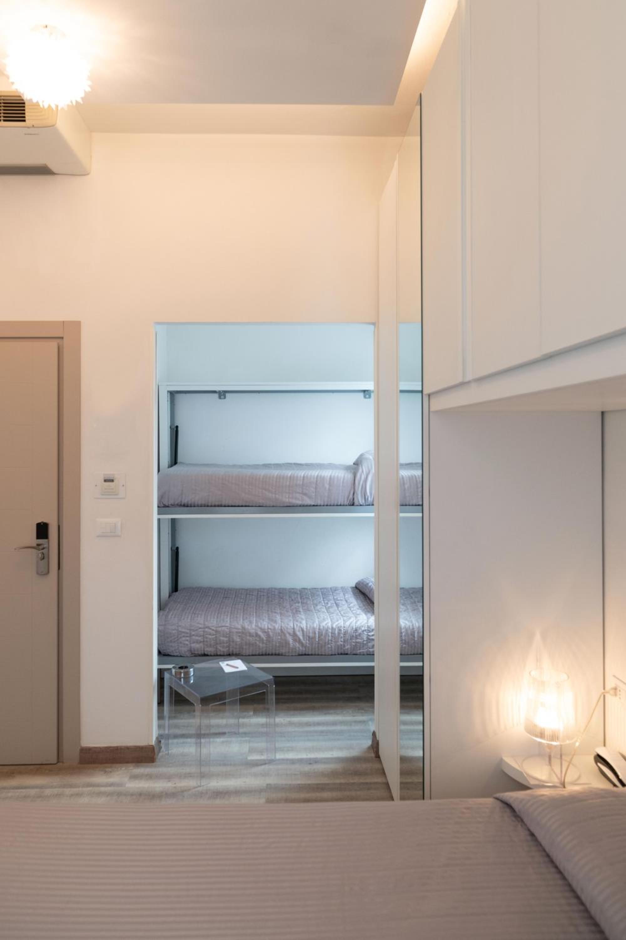 Triple Room with Side Sea View - Photo 5