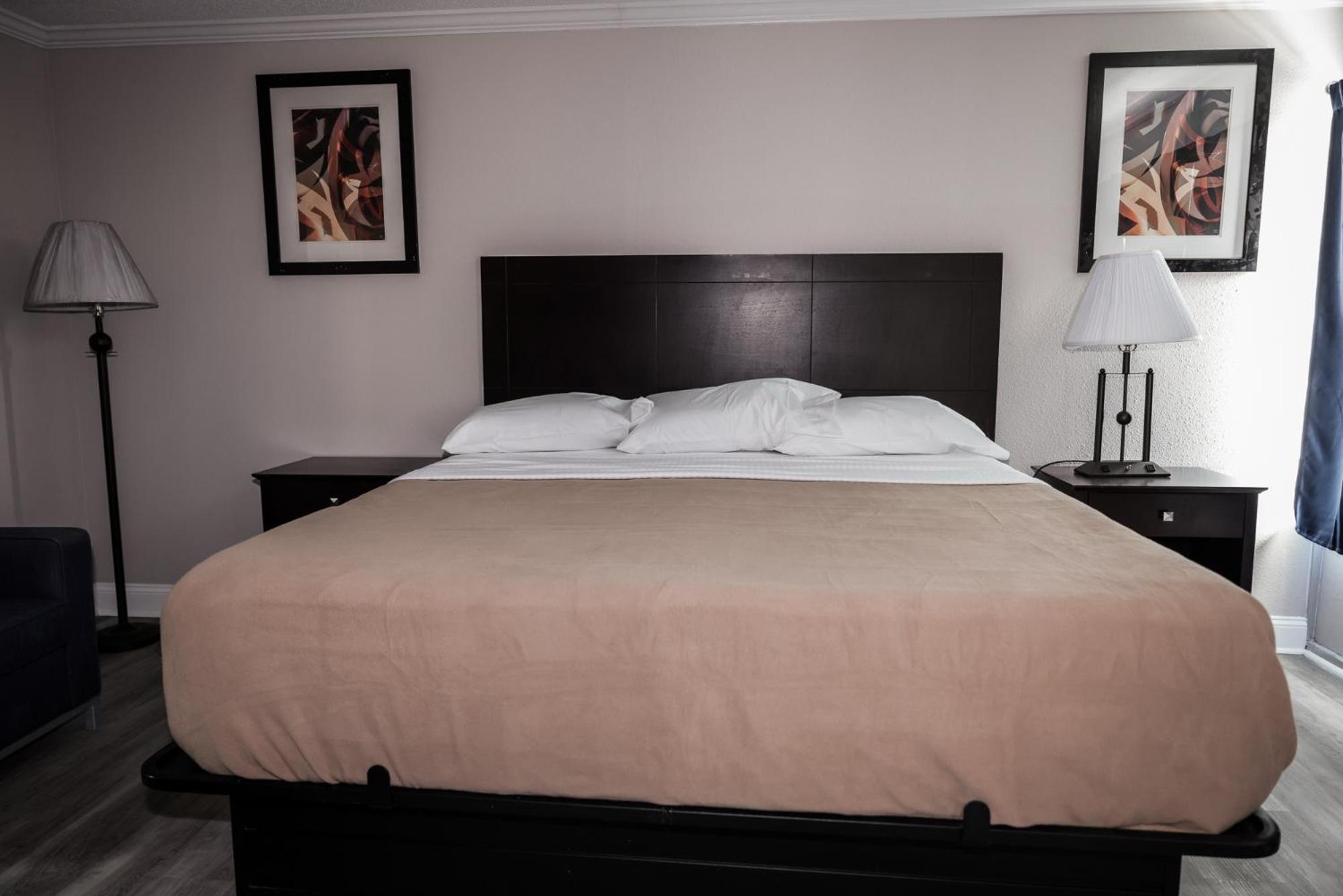 Queen Bed Non-Smoking photo 1