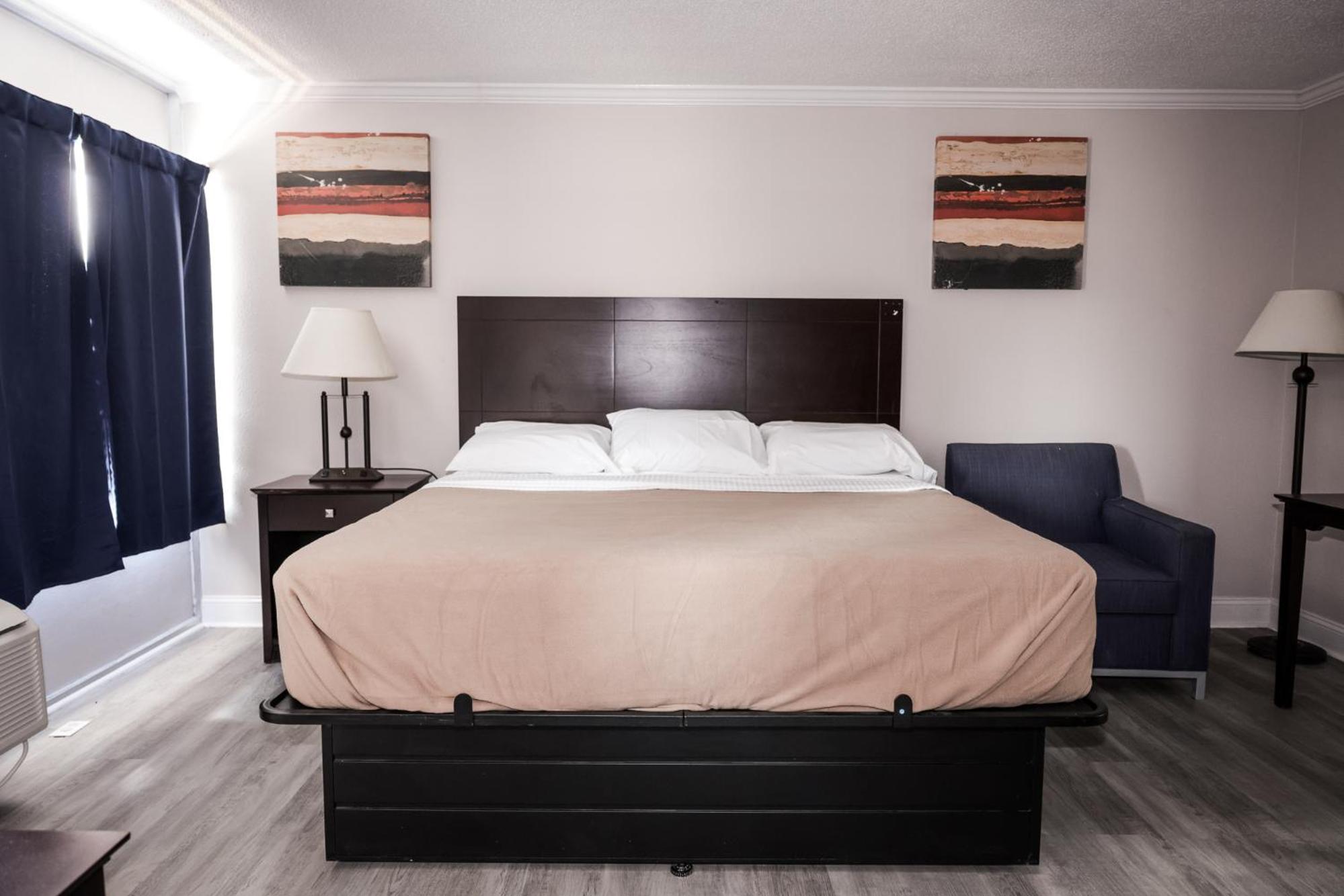 Queen Bed Non-Smoking photo 2