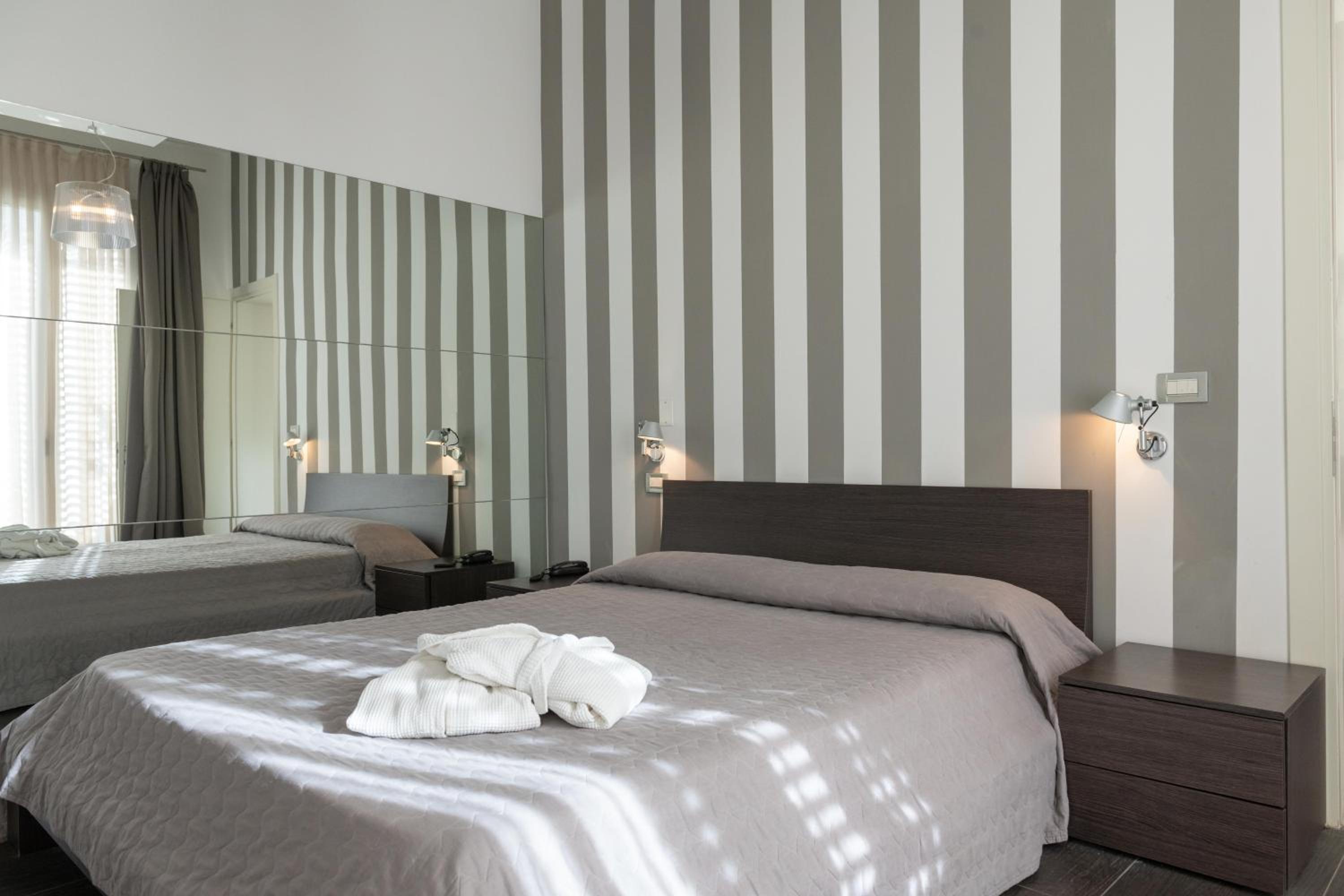 Triple Room with Balcony - Photo 2