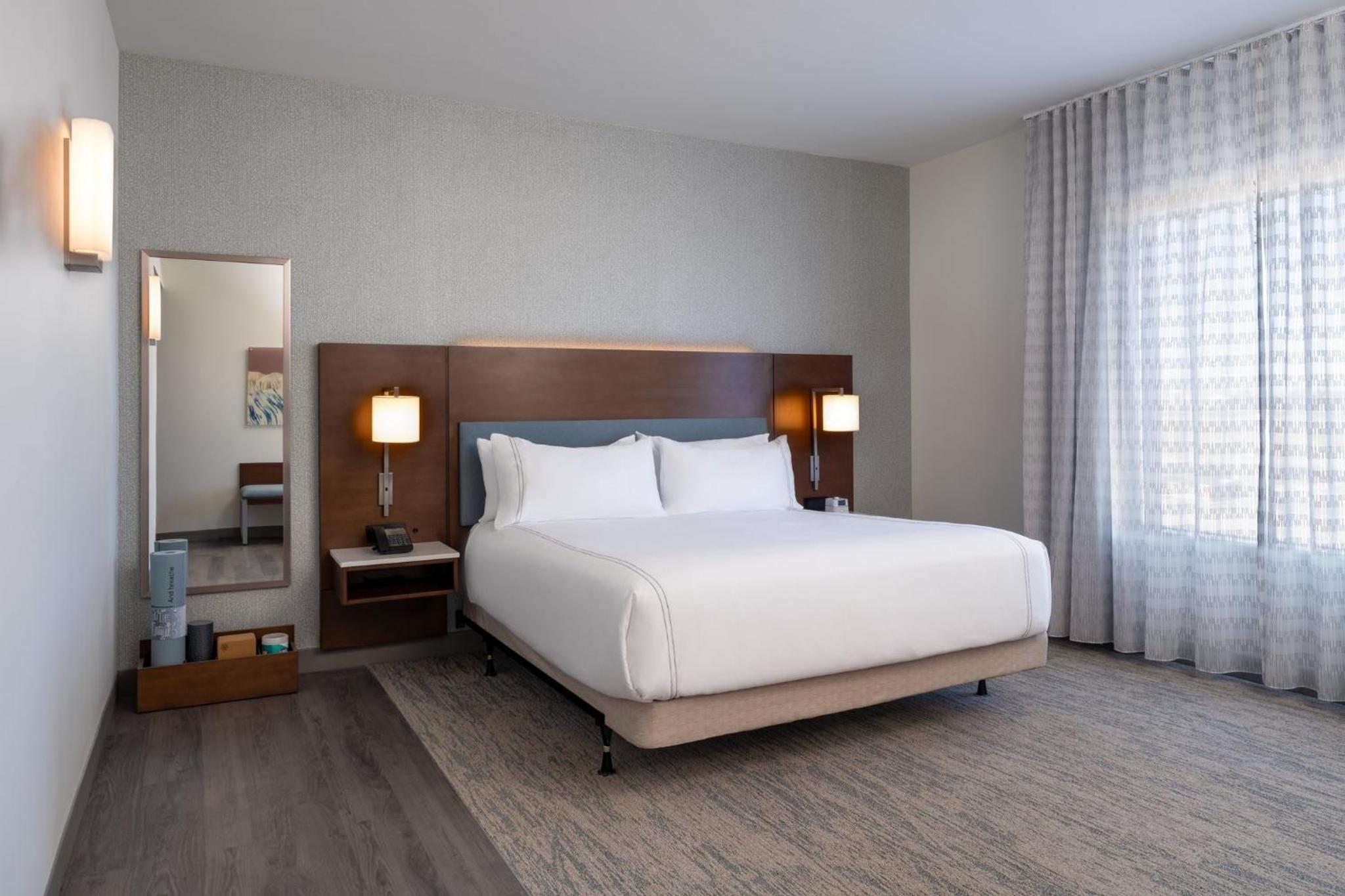 Standard King Room with Mobility Accessible Tub photo 1