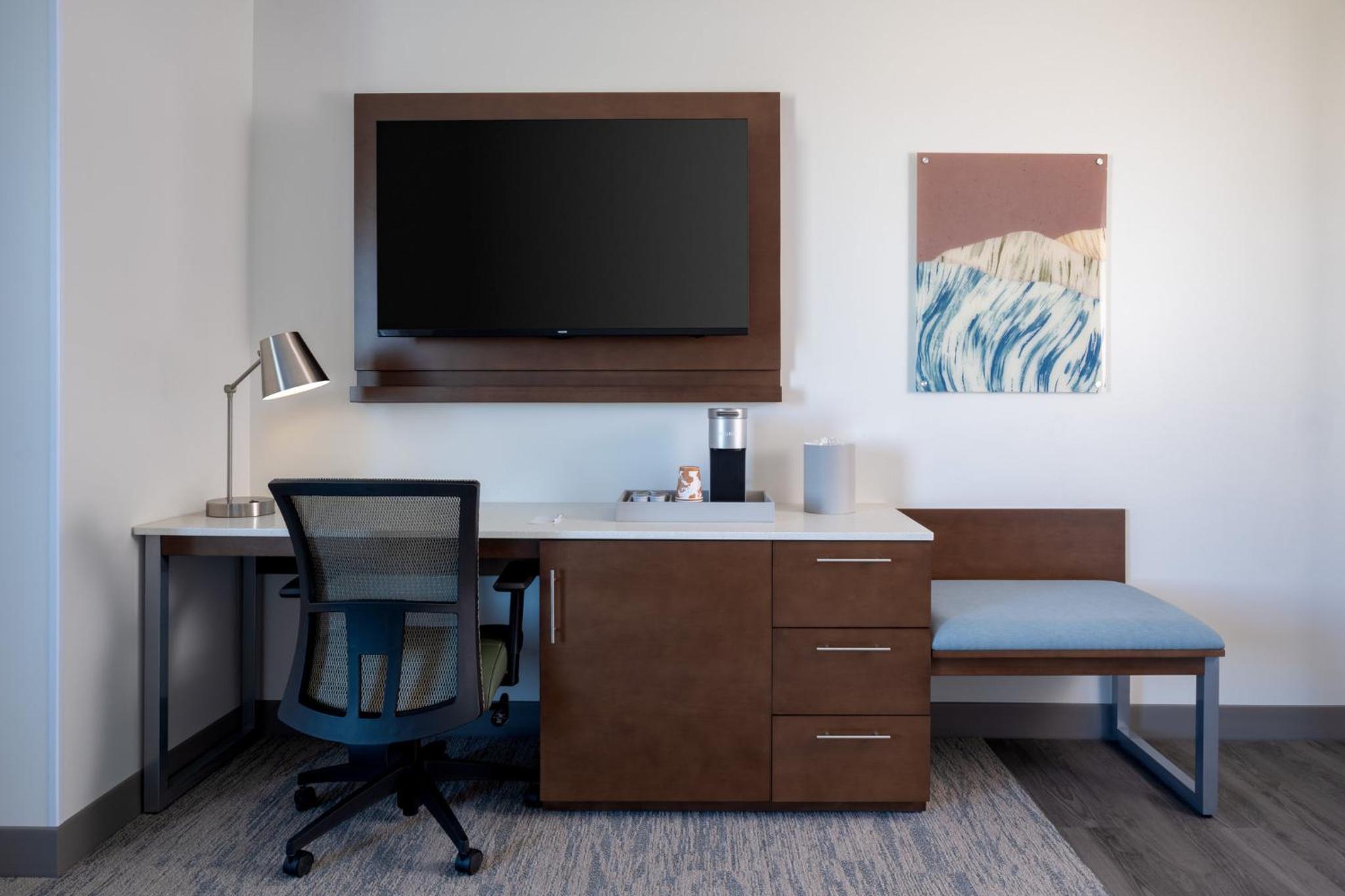 Queen Room with Two Queen Beds - Hearing Accessible/Non-Smoking photo 3