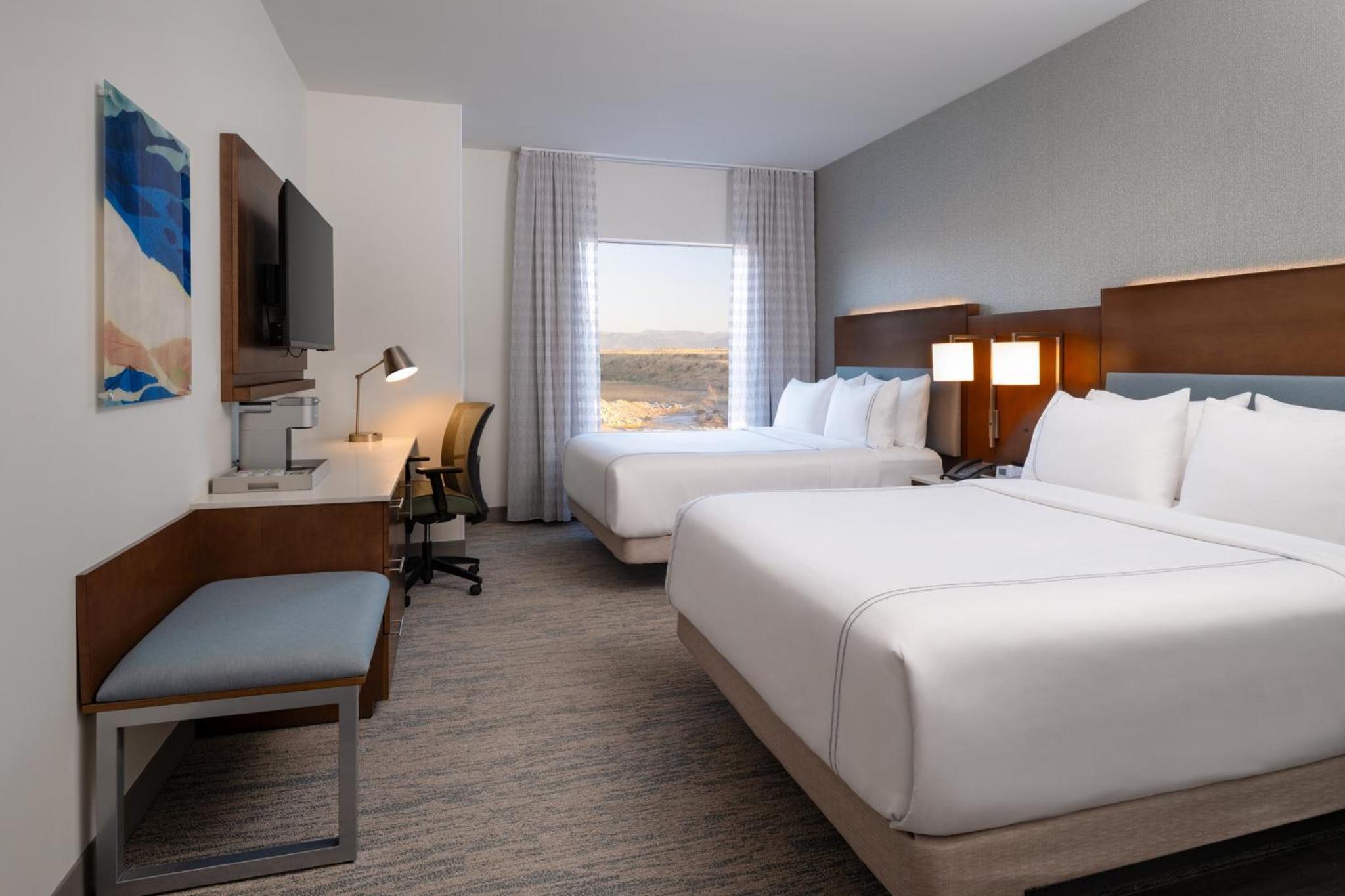 Premium Queen Room with Two Queen Beds photo 3