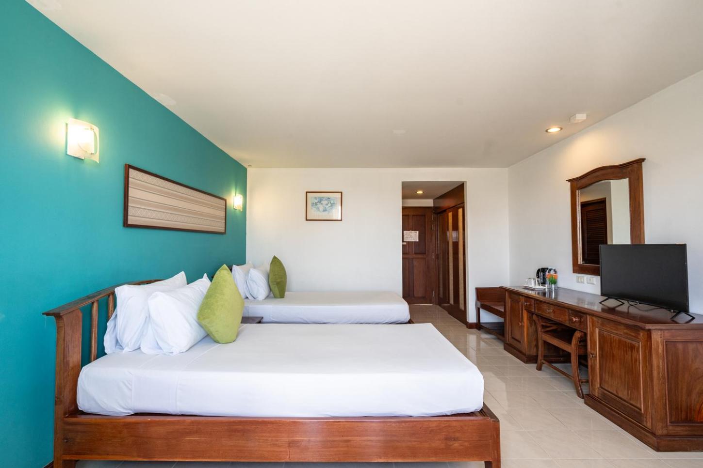 Twin Room with Pool View - Photo 10