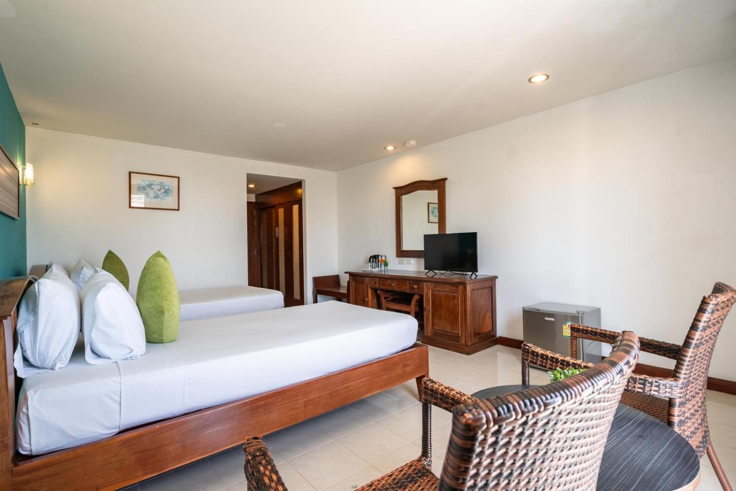 Twin Room with Pool View - Photo 8